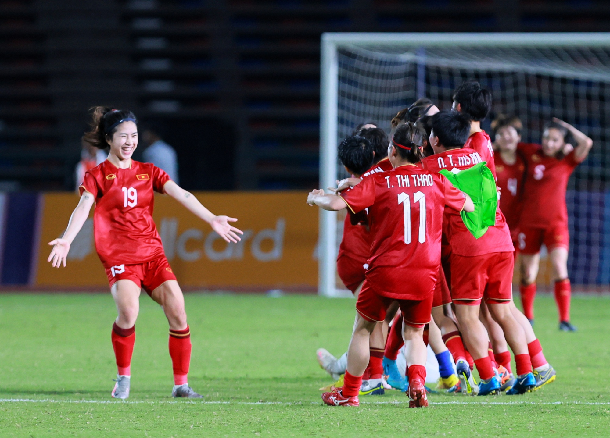 Thanh Nhã ghi bàn thắng tuyệt đẹp vào lưới Myanmar giúp đội tuyển nữ Việt Nam đoạt HCV SEA Games 32