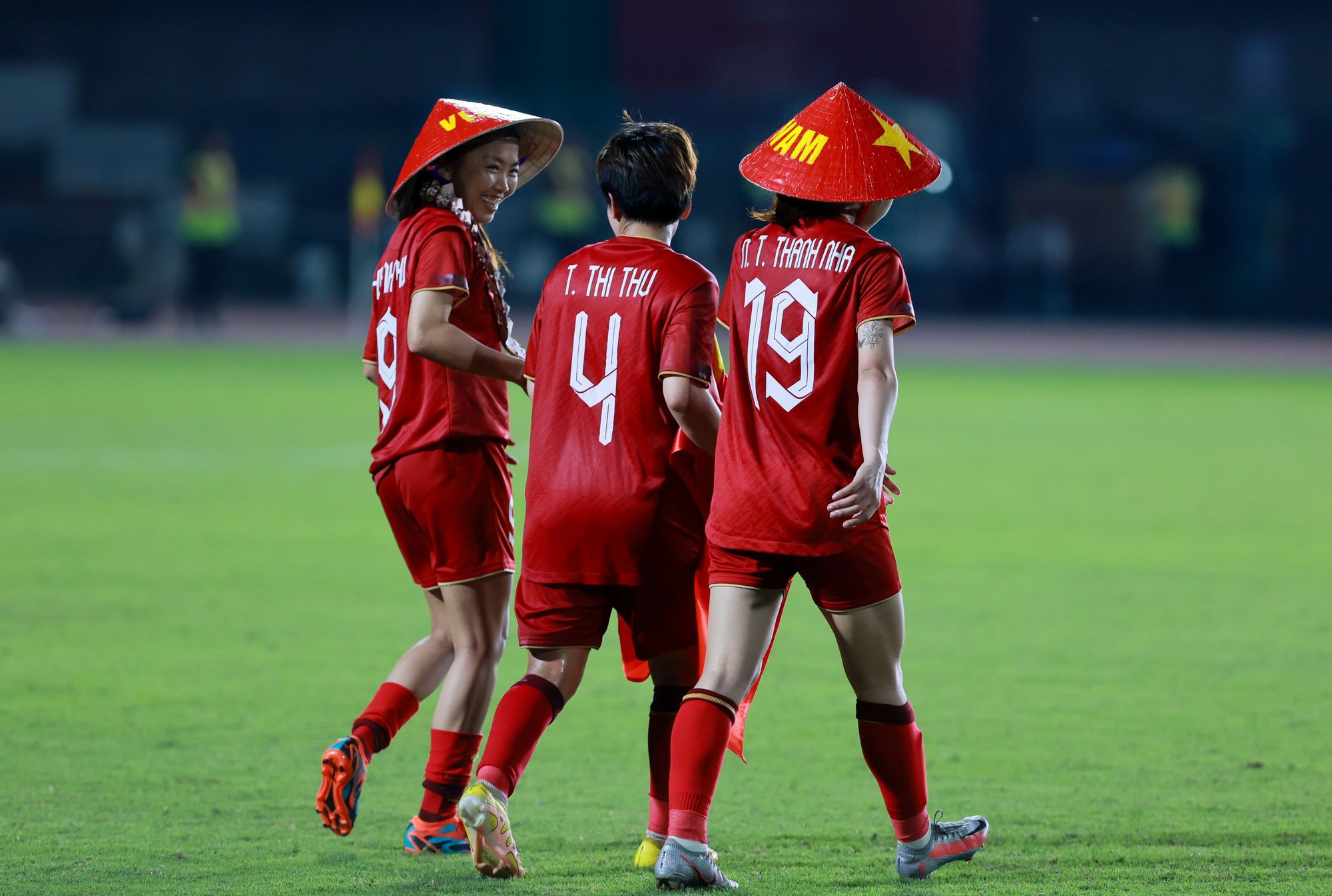 Hình ảnh đáng yêu của Thanh Nhã cùng các đàn chị ở đội tuyển nữ Việt Nam