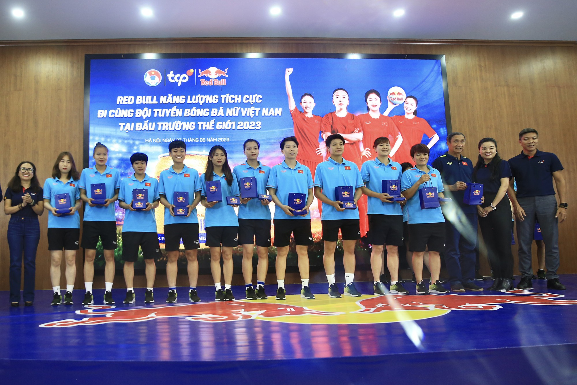 Đội tuyển nữ Việt Nam nhận thưởng đặc biệt trước World Cup 2023  - Ảnh 2.