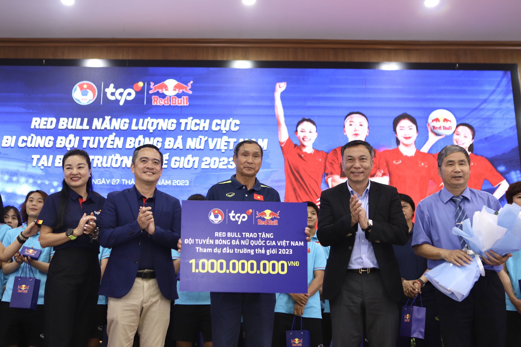 Đội tuyển nữ Việt Nam nhận thưởng đặc biệt trước World Cup 2023  - Ảnh 1.