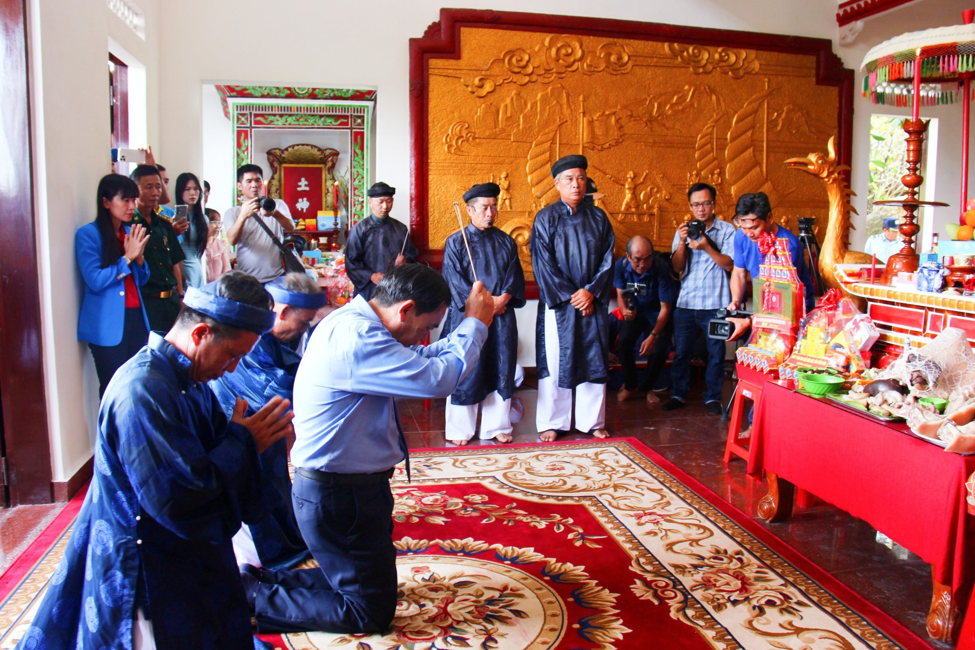 Khanh Hoa: Anniversary of the founder of the bird's nest industry with a history of hundreds of years - Photo 2. Khánh Hòa: Giỗ tổ ngành yến sào có lịch sử hàng trăm năm - Ảnh 2.