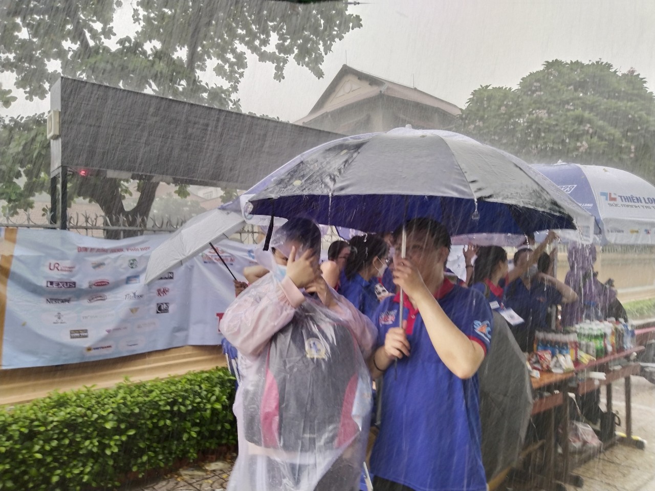Trời có mưa to vẫn có tình nguyện viên lo - Ảnh 1.