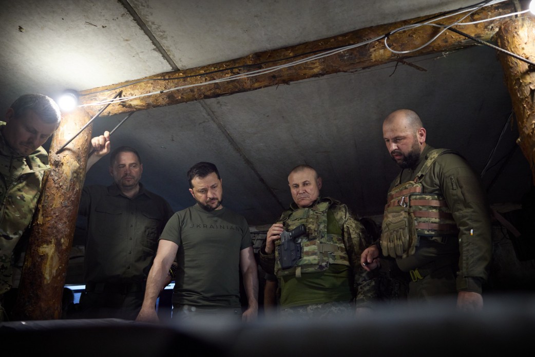 Tổng thống Ukraine thăm tiền tuyến, 'vui sướng' vì bước tiến khắp mặt trận - Ảnh 1.