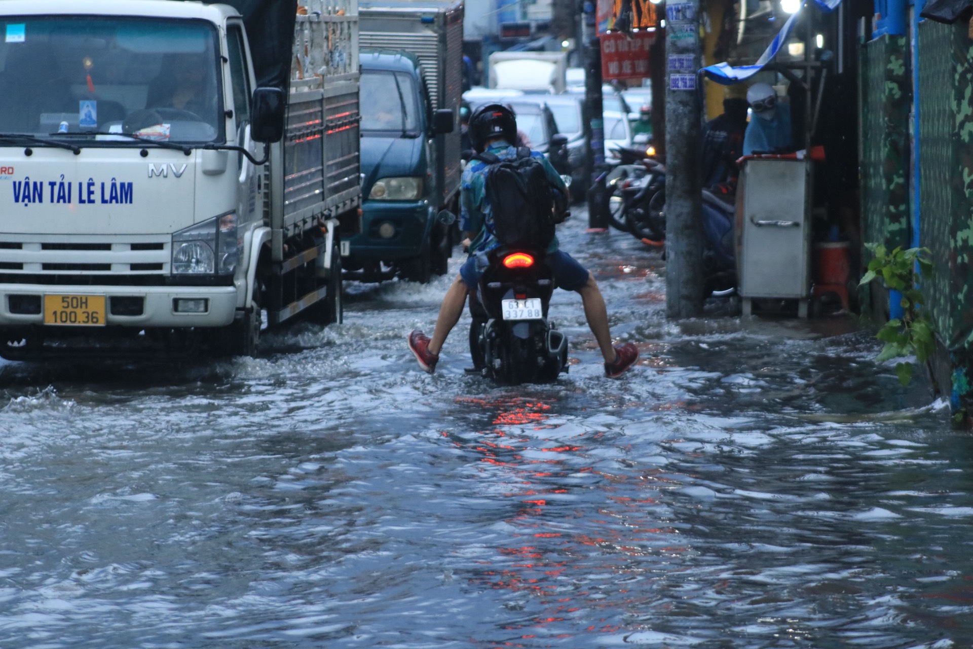 Người dân TP.HCM chật vật qua đoạn ngập nước sau cơn mưa chiều nay: ‘Ngán quá!’ - Ảnh 4.
