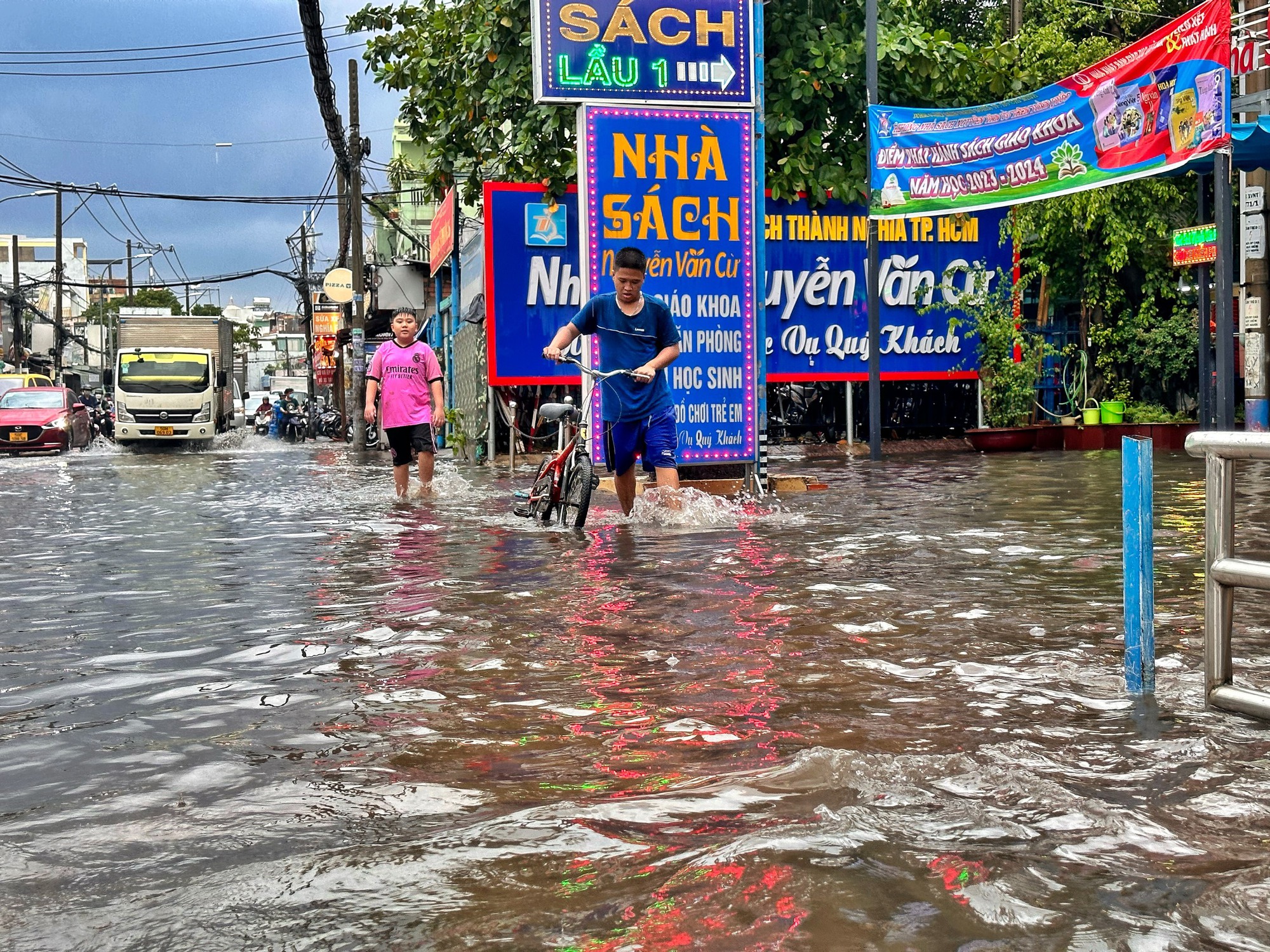 Người dân TP.HCM chật vật qua đoạn ngập nước sau cơn mưa chiều nay: ‘Ngán quá!’ - Ảnh 1.