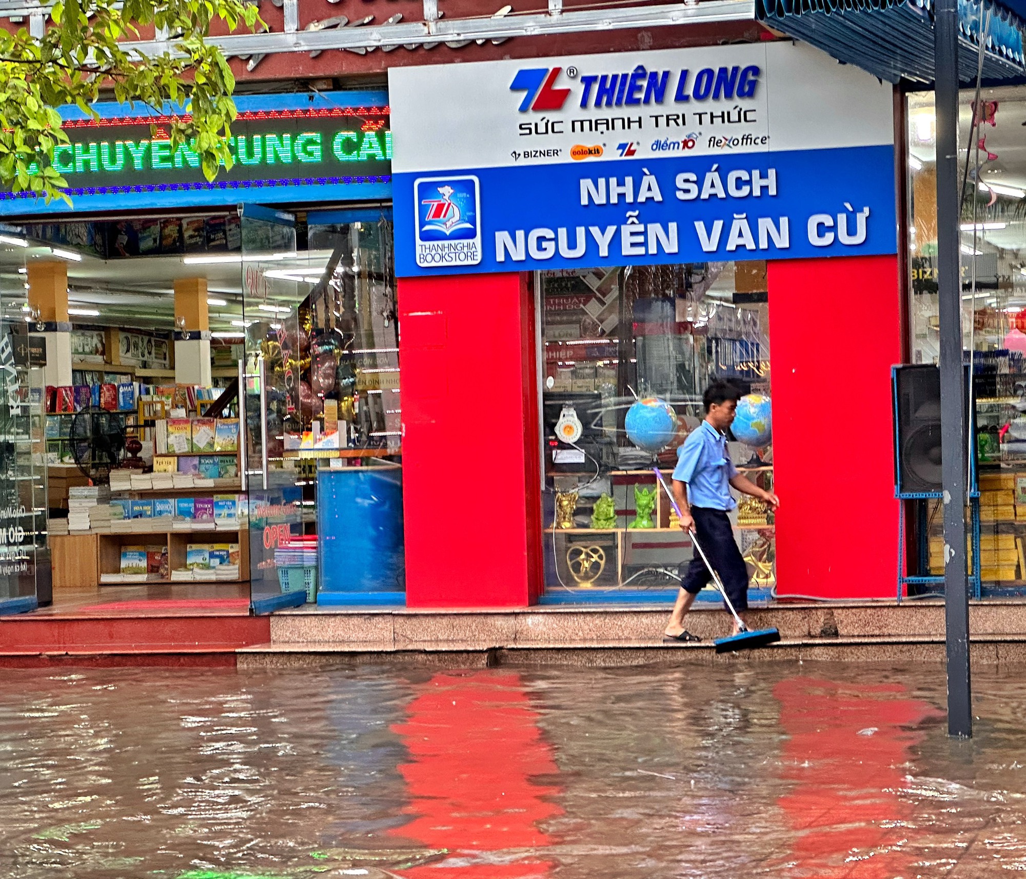 Người dân TP.HCM chật vật qua đoạn ngập nước sau cơn mưa chiều nay: ‘Ngán quá!’ - Ảnh 2.