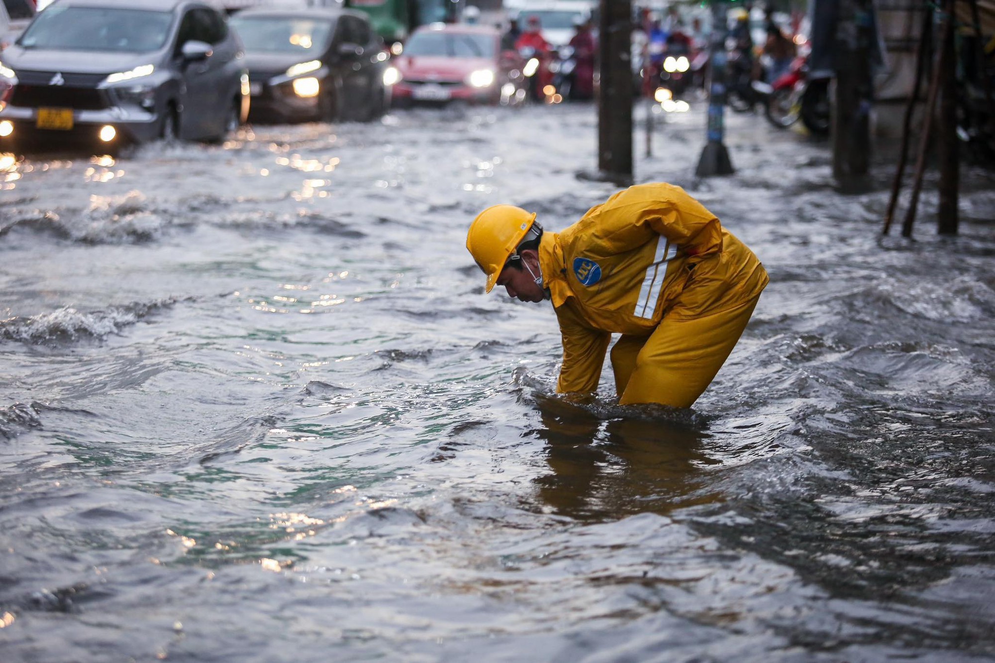 Người dân chật vật lội nước sau cơn mưa chiều nay ở TP.HCM: ‘Ngán quá!’ - Ảnh 12.