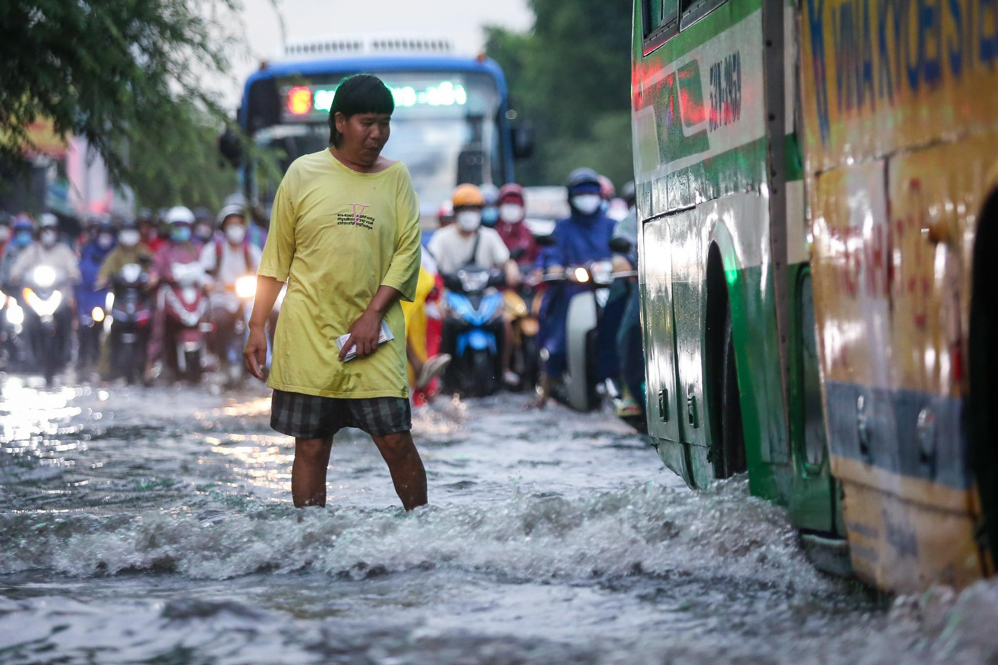 Người dân chật vật lội nước sau cơn mưa chiều nay ở TP.HCM: ‘Ngán quá!’ - Ảnh 10.