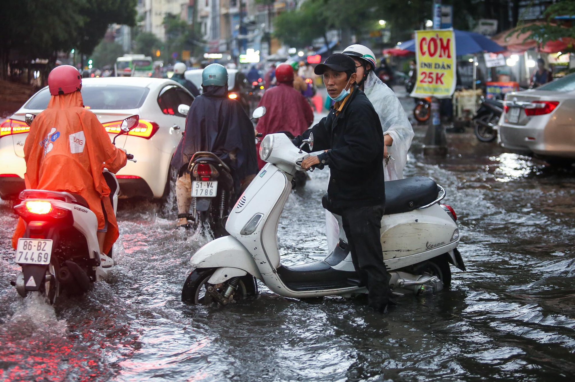 Người dân chật vật lội nước sau cơn mưa chiều nay ở TP.HCM: ‘Ngán quá!’ - Ảnh 11.
