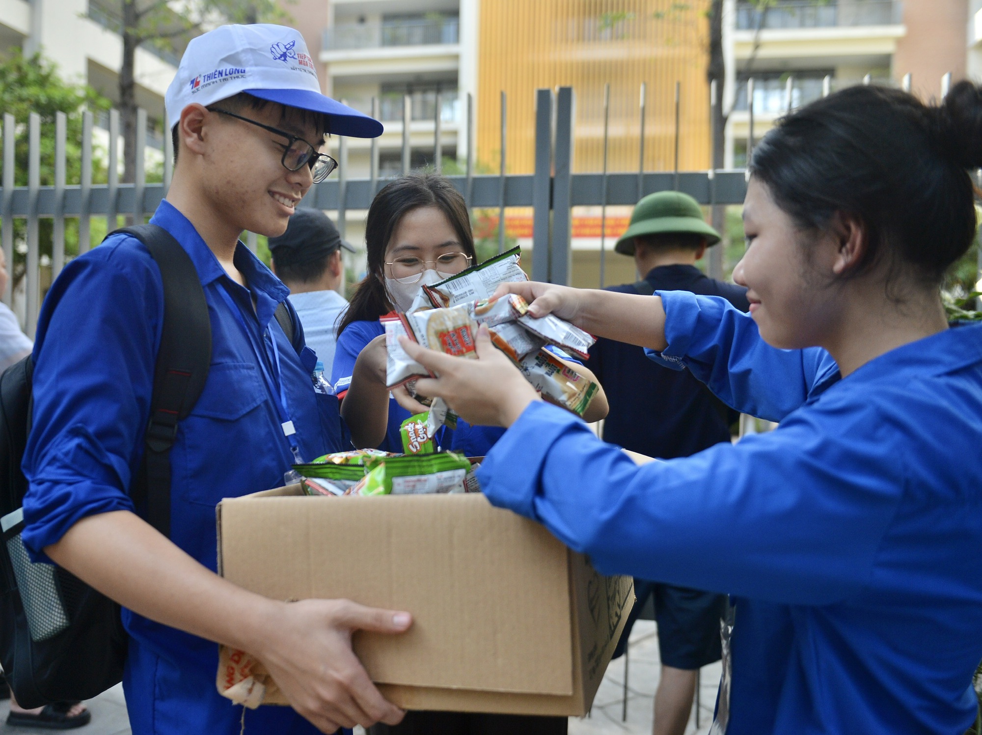 Thanh niên tình nguyện tặng hoa, quà bánh 'tiếp lửa' sĩ tử 'vượt vũ môn' - Ảnh 2.