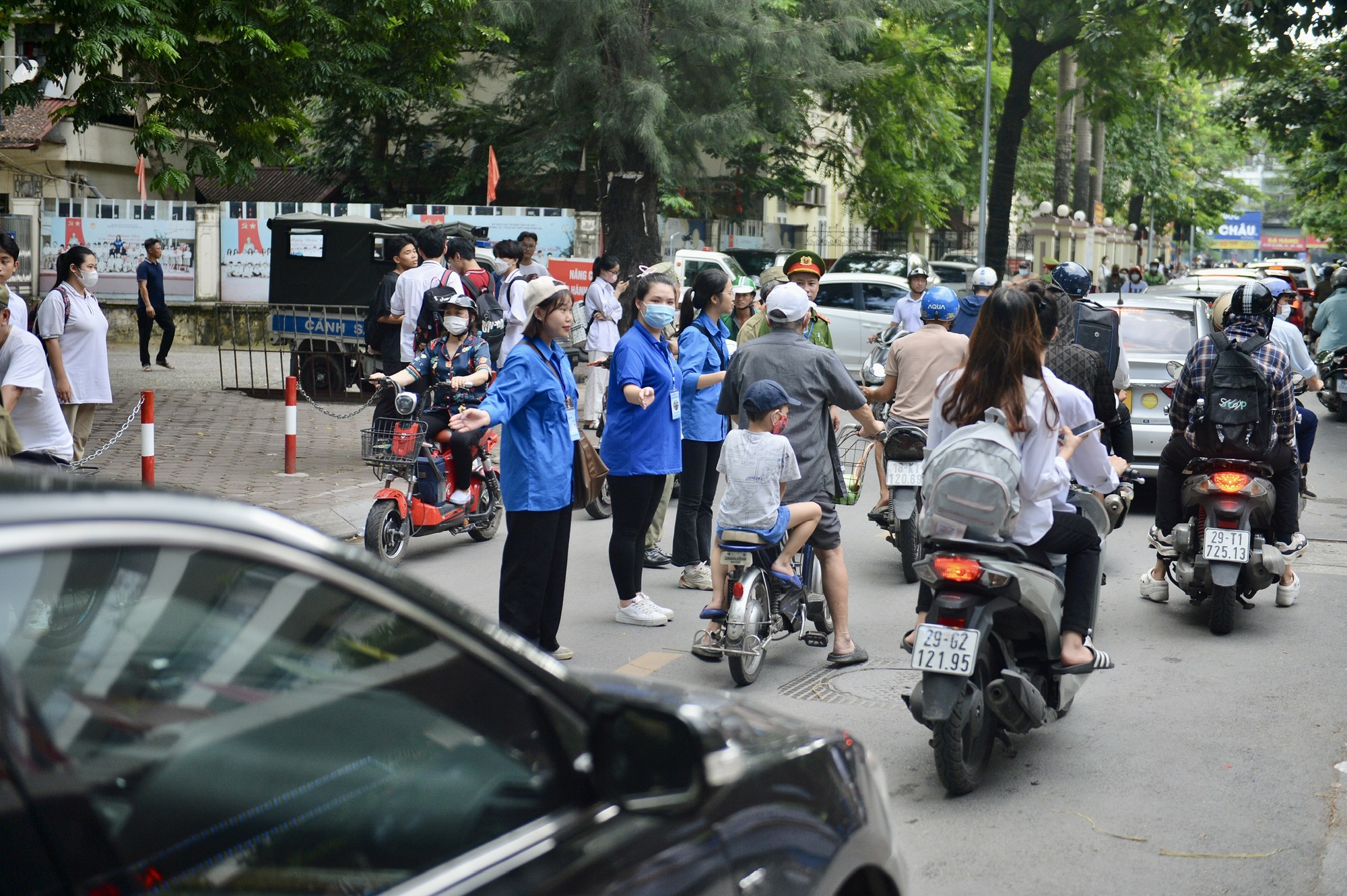 Thanh niên tình nguyện tặng hoa, quà bánh 'tiếp lửa' sĩ tử 'vượt vũ môn' - Ảnh 7.