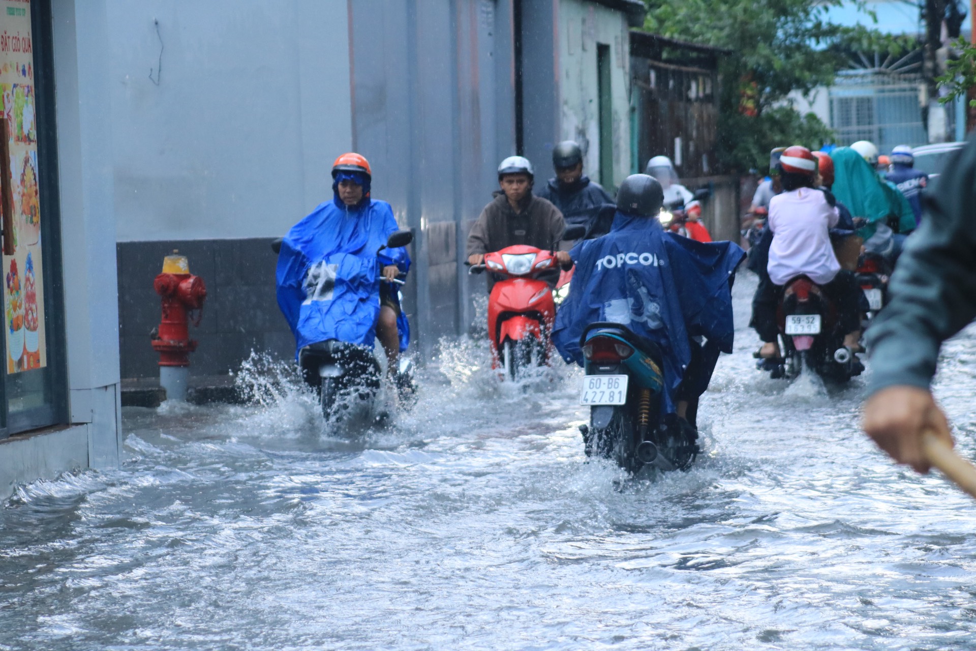 Người dân TP.HCM chật vật qua đoạn ngập nước sau cơn mưa chiều nay: ‘Ngán quá!’ - Ảnh 5.