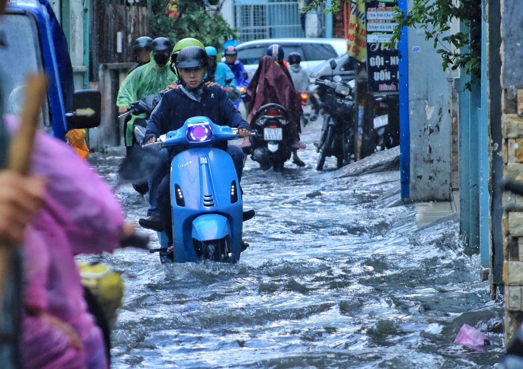 Người dân TP.HCM chật vật qua đoạn ngập nước sau cơn mưa chiều nay: ‘Ngán quá!’ - Ảnh 6.