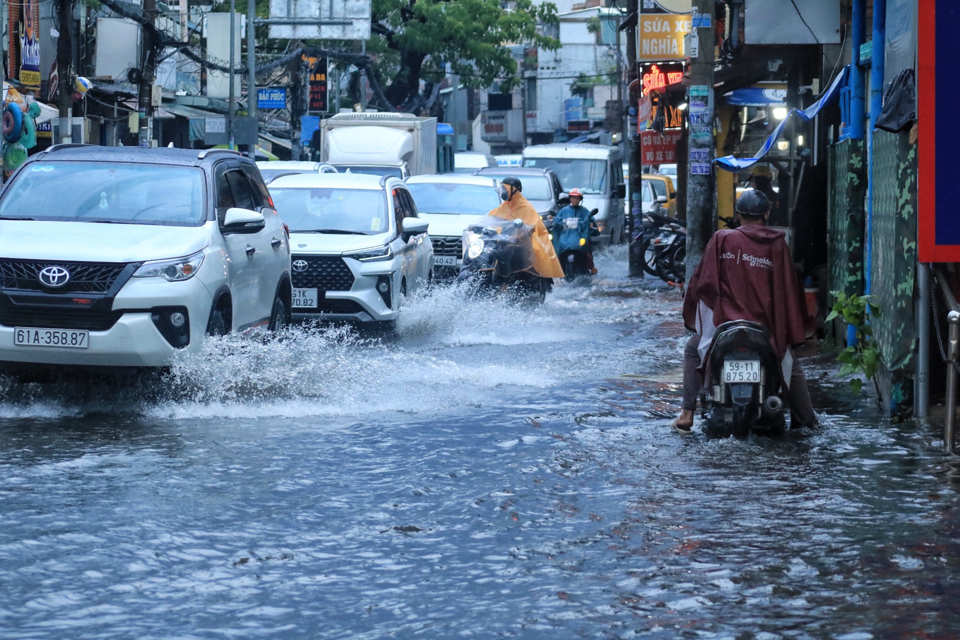 Người dân TP.HCM chật vật qua đoạn ngập nước sau cơn mưa chiều nay: ‘Ngán quá!’ - Ảnh 3.