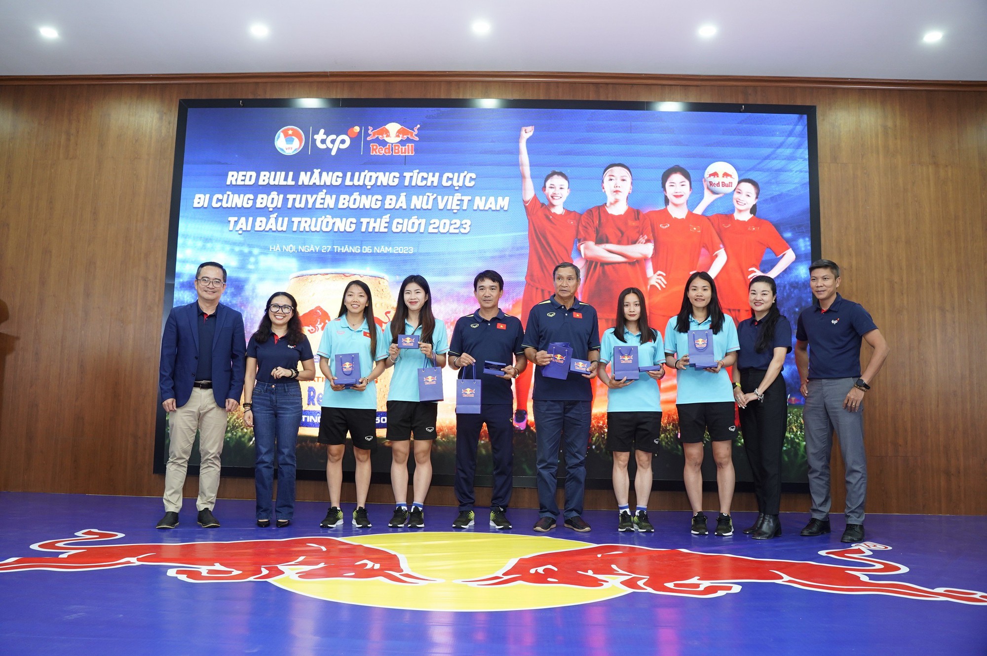 TGĐ TCP Việt Nam Nguyễn Thanh Huân trao tặng kỷ niệm chương bằng vàng cho các thành viên đội tuyển nữ Việt Nam