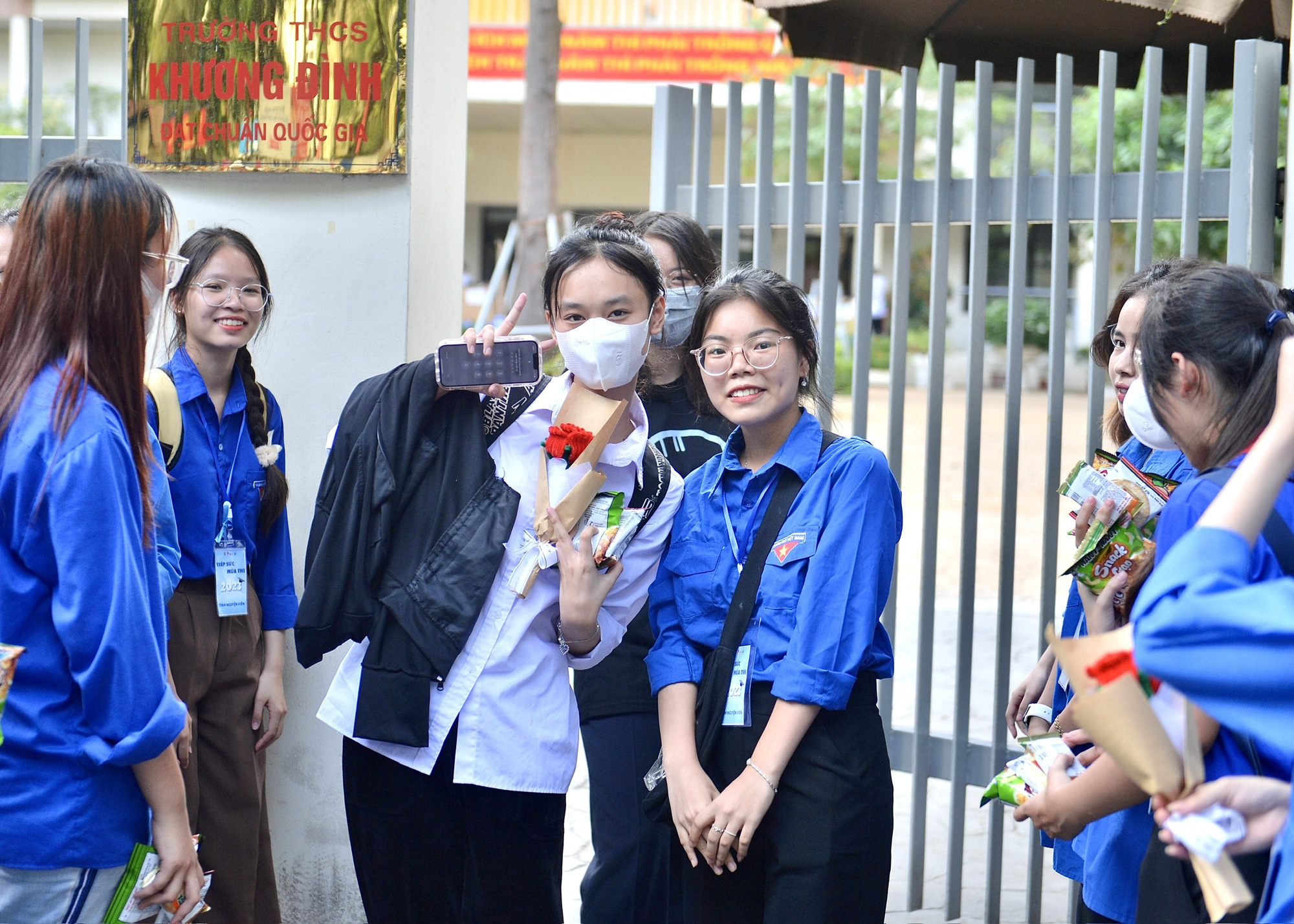 Thanh niên tình nguyện tặng hoa, quà bánh 'tiếp lửa' sĩ tử 'vượt vũ môn' - Ảnh 5.