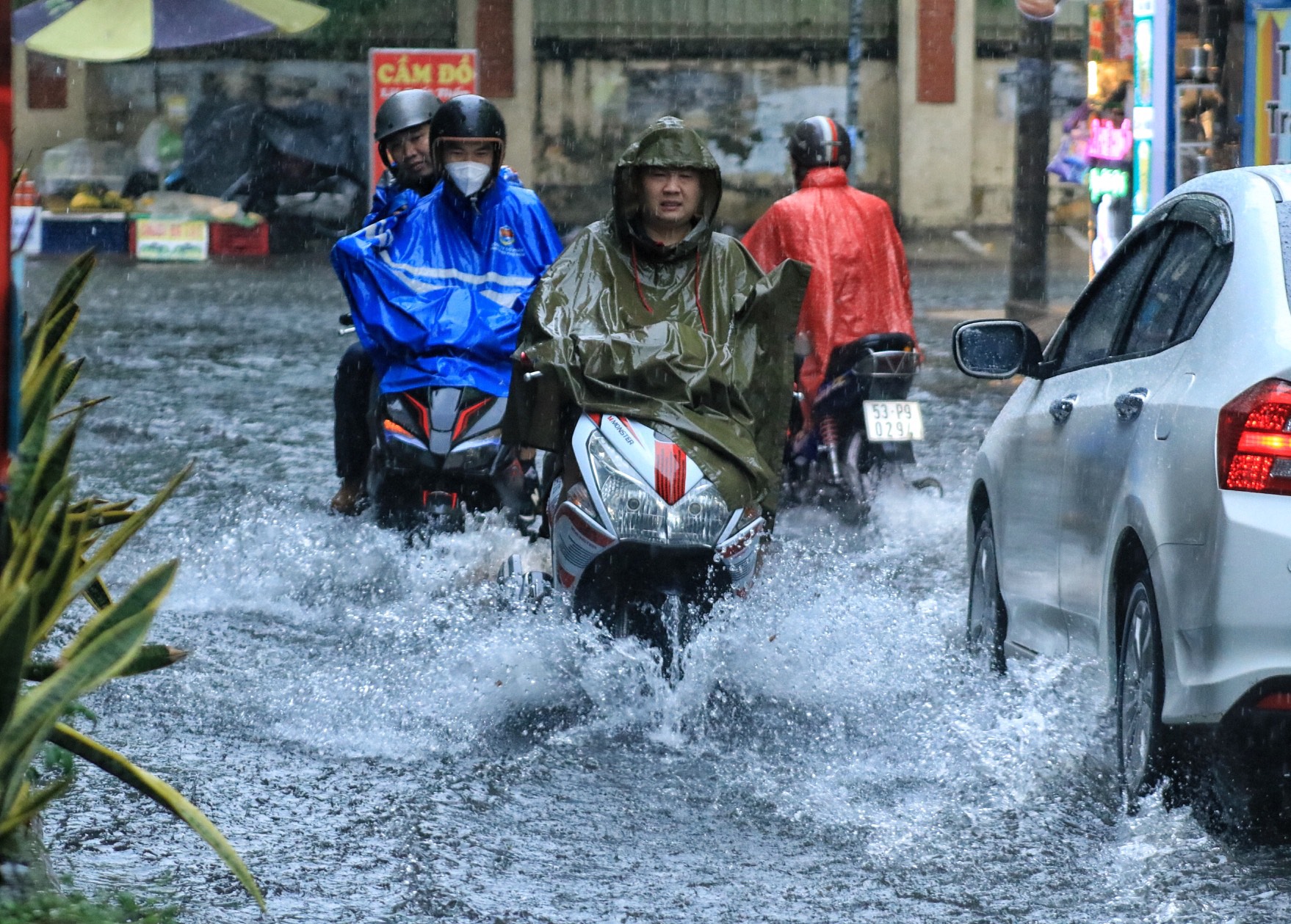 Người dân TP.HCM chật vật qua đoạn ngập nước sau cơn mưa chiều nay: ‘Ngán quá!’ - Ảnh 7.