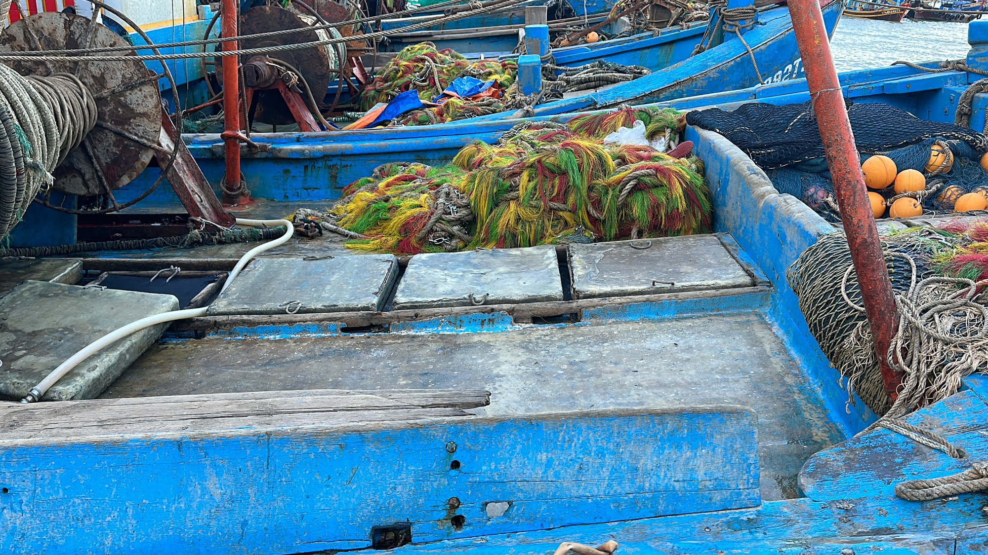 Bình Thuận: Điều tra nguyên nhân hai người trên tàu cá tử vong, một người nguy kịch - Ảnh 1.