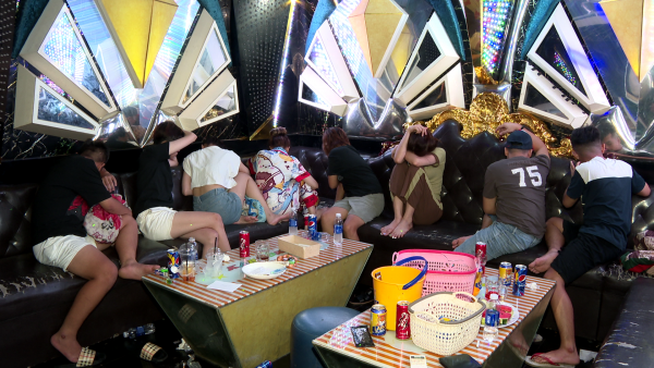 Đột kích quán karaoke, phát hiện 29 người dương tính với chất ma túy - Ảnh 2. Đột kích quán karaoke, phát hiện 29 người dương tính với chất ma túy - Ảnh 2.