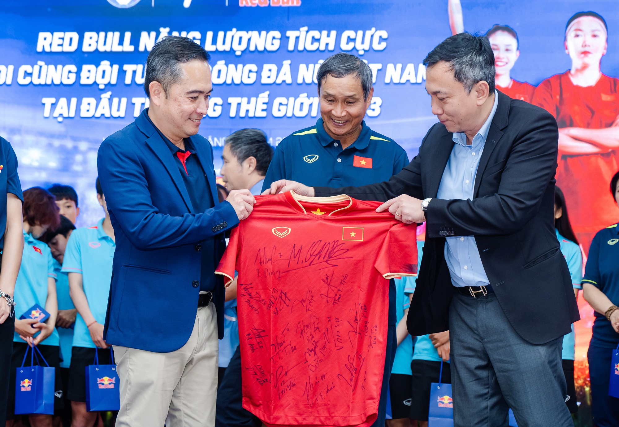 Chủ tịch VFF Trần Quốc Tuấn cùng HLV Mai Đức Chung tặng áo đấu đội tuyển nữ Việt Nam cho TGĐ TCP Việt Nam Nguyễn Thanh Huân