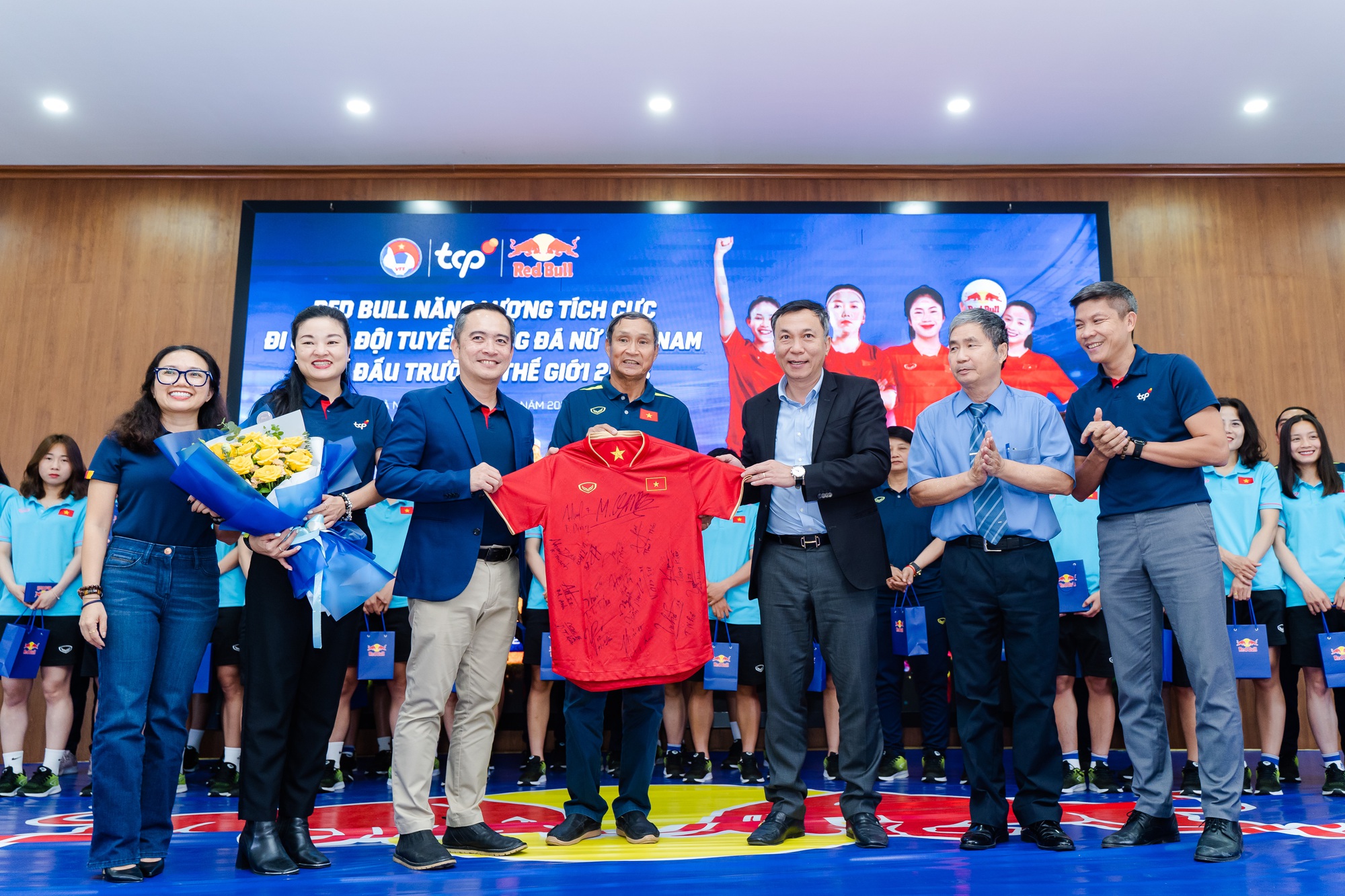 Đội tuyển nữ Việt Nam tri ân HLV Mai Đức Chung trước thềm World Cup nữ 2023 - Ảnh 1.