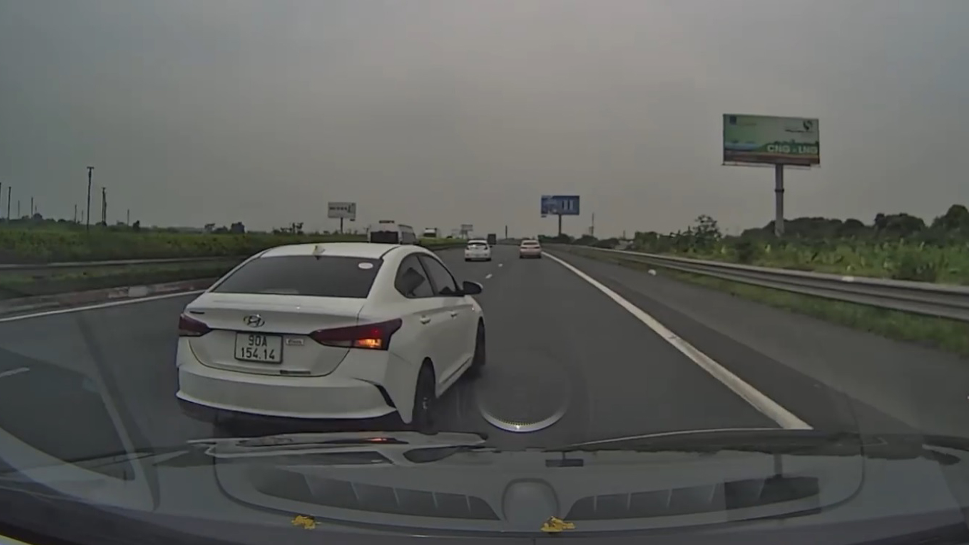 Ô tô Hyundai Accent chuyển làn ẩu, tạt đầu xe khác ‘như tự sát’ trên cao tốc - Ảnh 2. Ô tô Hyundai Accent chuyển làn ẩu, tạt đầu xe khác ‘như tự sát’ trên cao tốc - Ảnh 2.