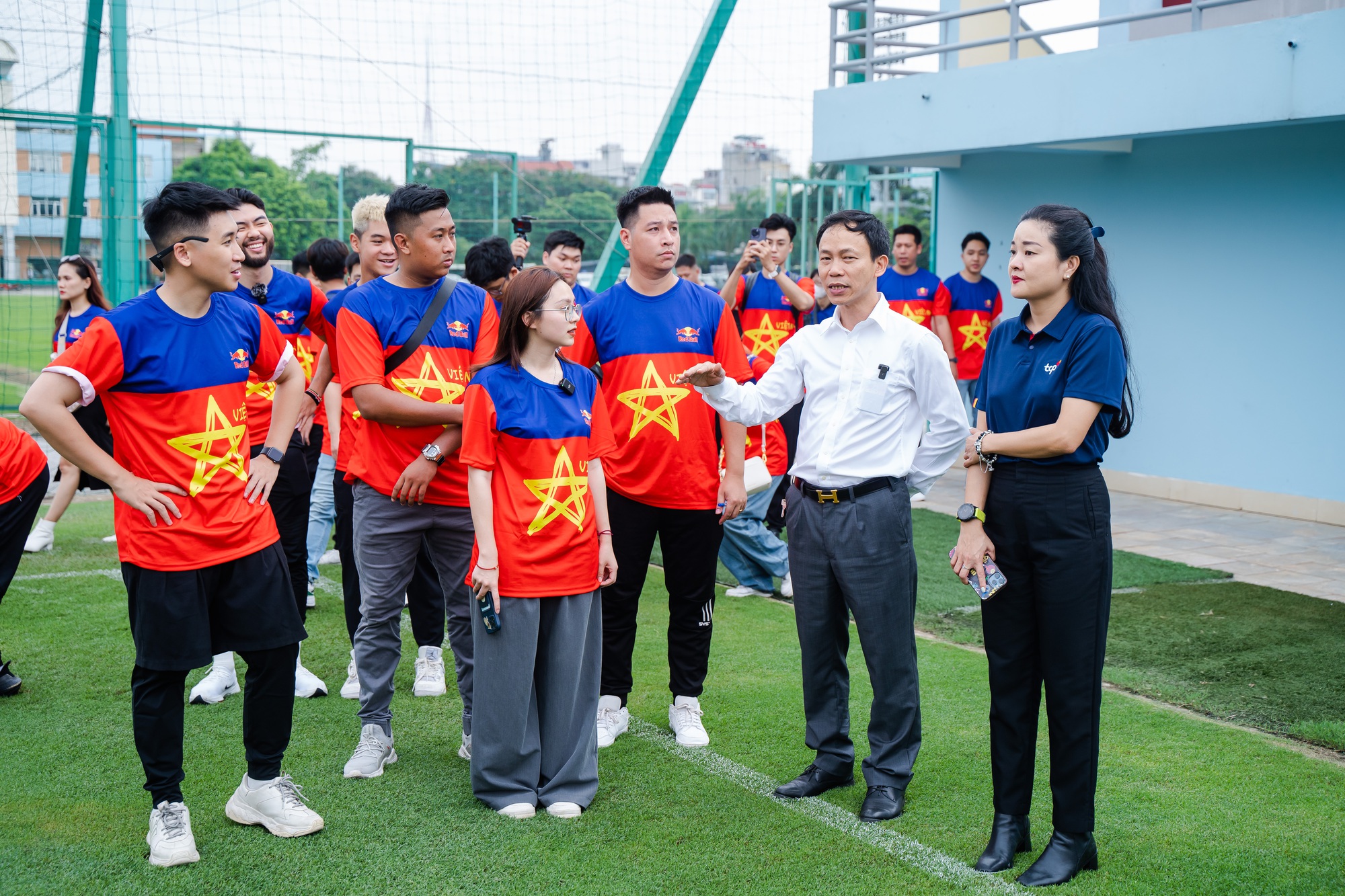 Xúc động khoảnh khắc tiễn đội tuyển nữ Việt Nam hướng đến World Cup 2023 - Ảnh 13.