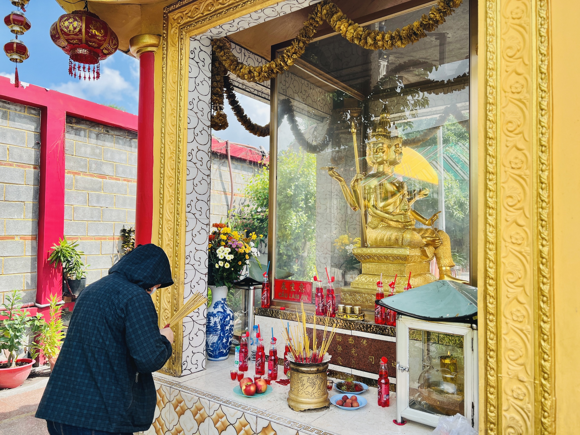 Tượng Phật bốn mặt cầu duyên, gia đạo, tài lộc, làm ăn ở TP.HCM - Ảnh 2.