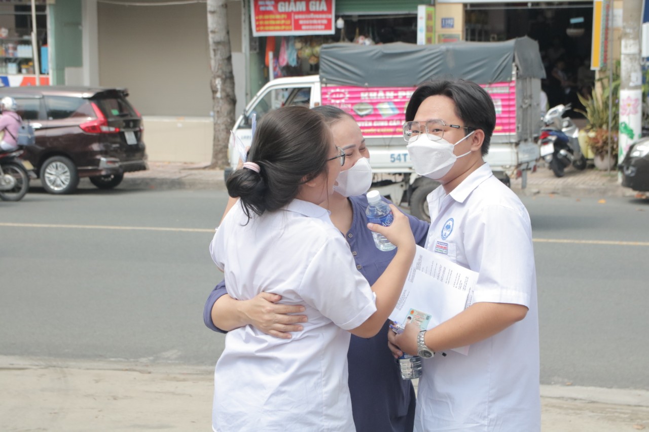 'Ba mẹ ơi, con hoàn thành bài thi đầu tiên rồi!' - Ảnh 1.