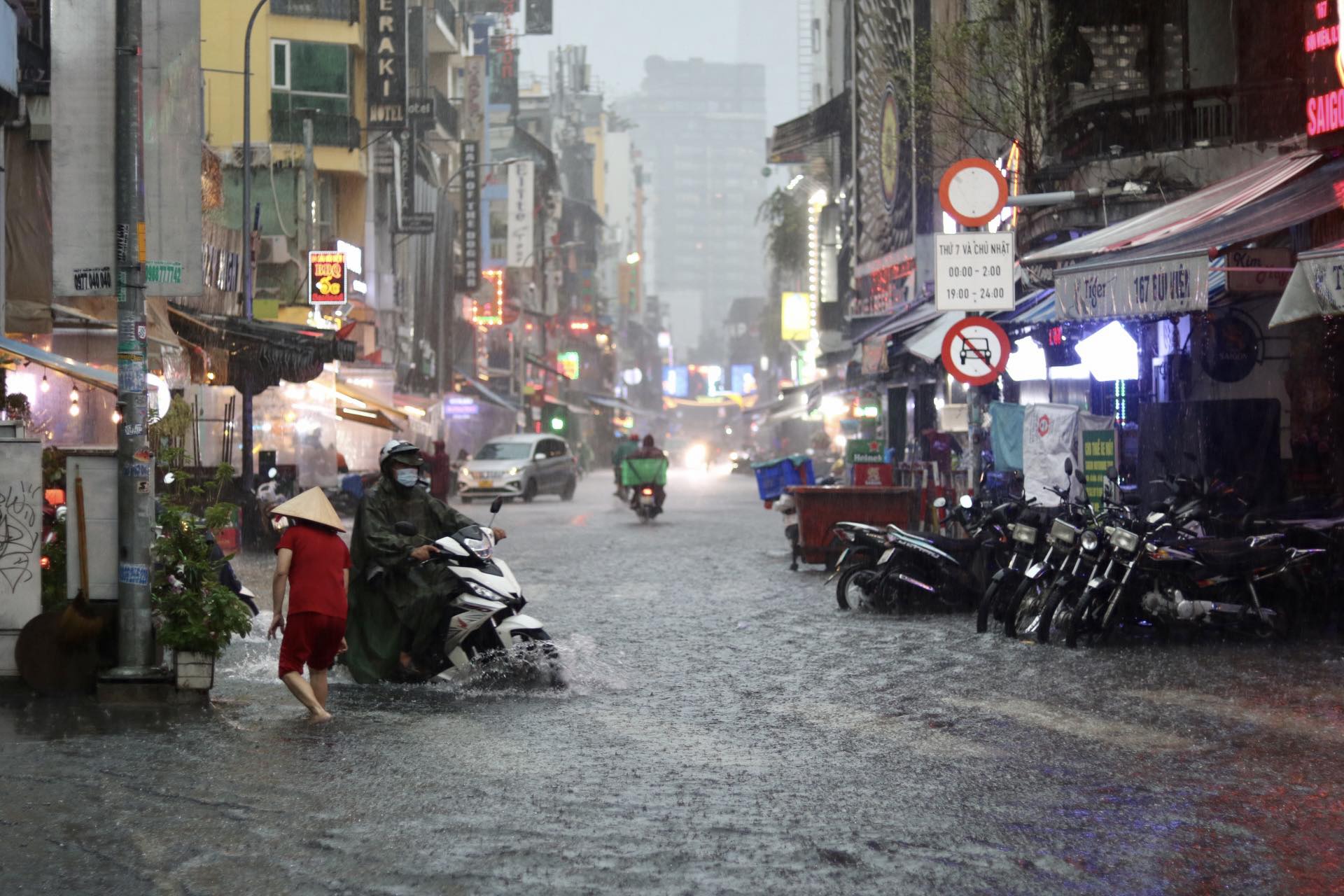 Mưa lớn gây ngập nặng chiều nay: Nhiều tuyến đường ở TP.HCM 'thành sông', xe chết máy la liệt - Ảnh 11.