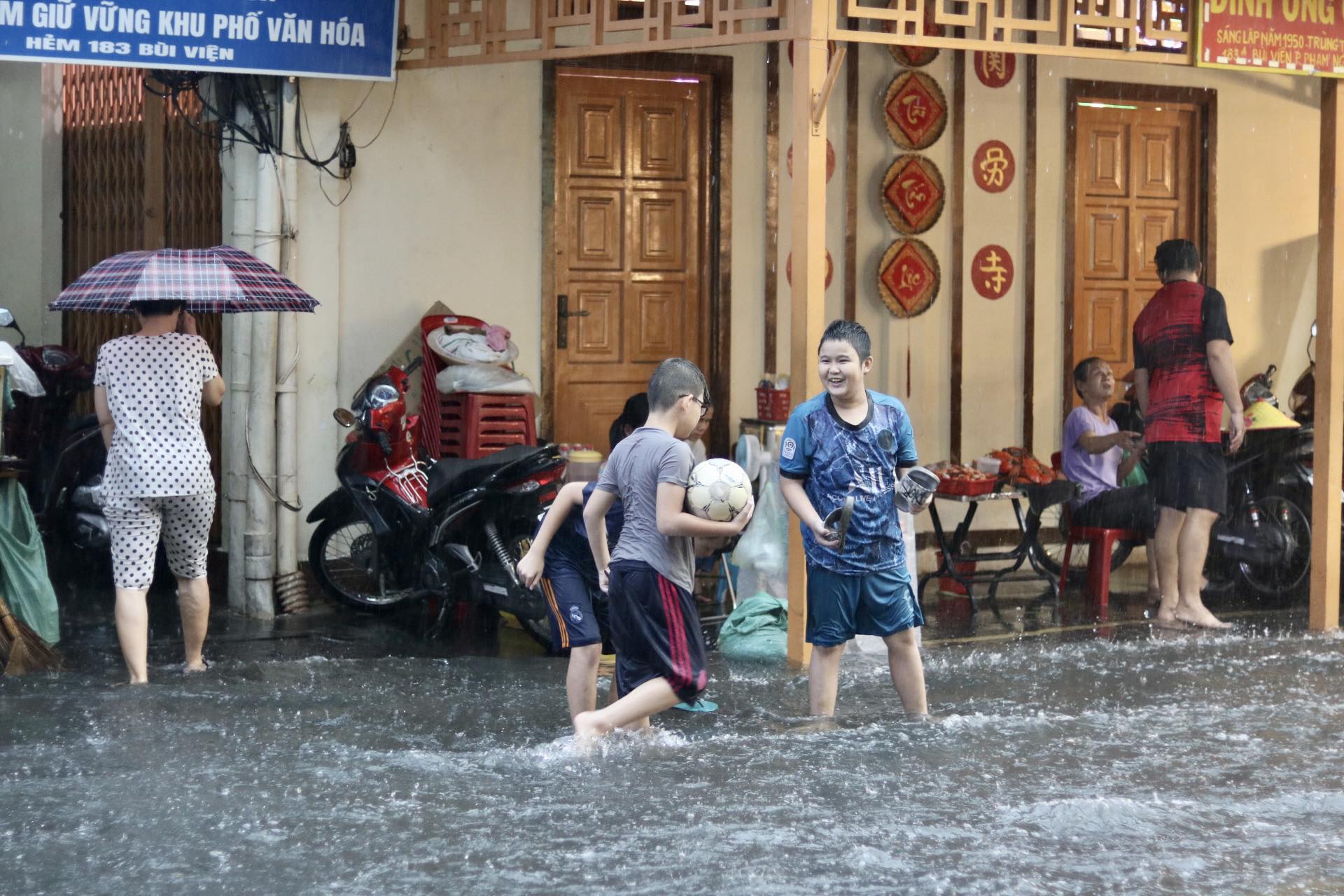 Mưa lớn gây ngập nặng chiều nay: Nhiều tuyến đường ở TP.HCM 'thành sông', xe chết máy la liệt - Ảnh 14.