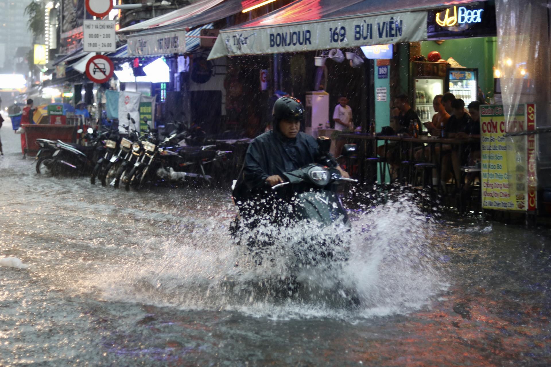 Mưa lớn gây ngập nặng chiều nay: Nhiều tuyến đường ở TP.HCM 'thành sông', xe chết máy la liệt - Ảnh 12.