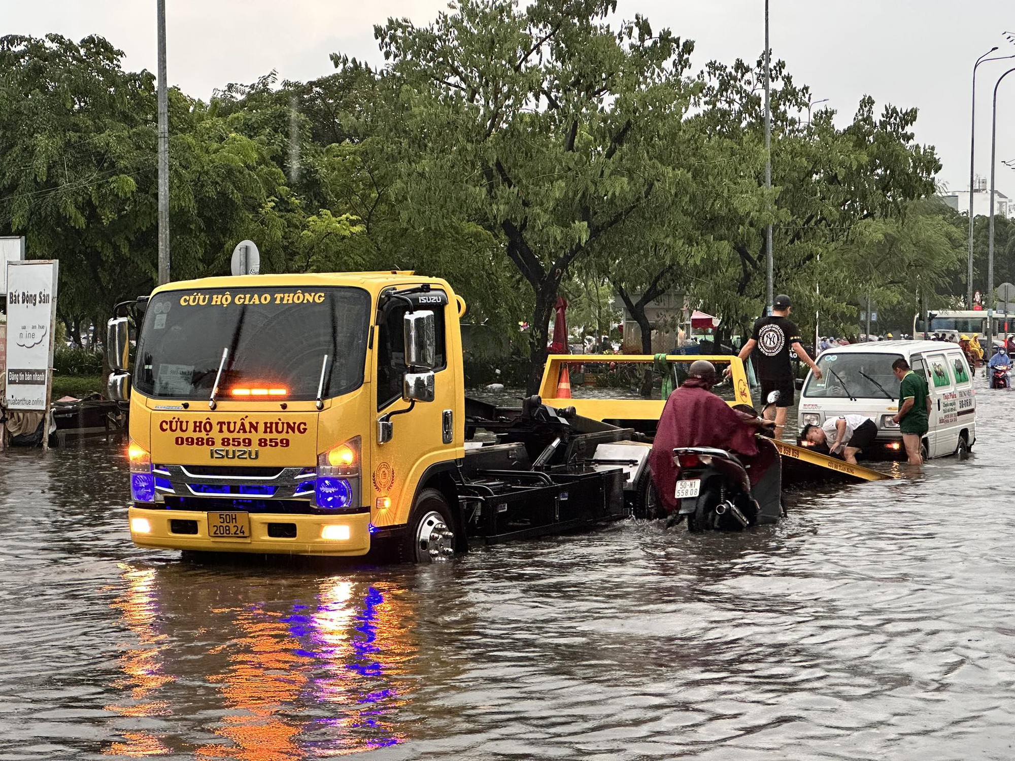 Mưa lớn gây ngập nặng chiều nay: Nhiều tuyến đường ở TP.HCM 'thành sông', xe chết máy la liệt - Ảnh 8.