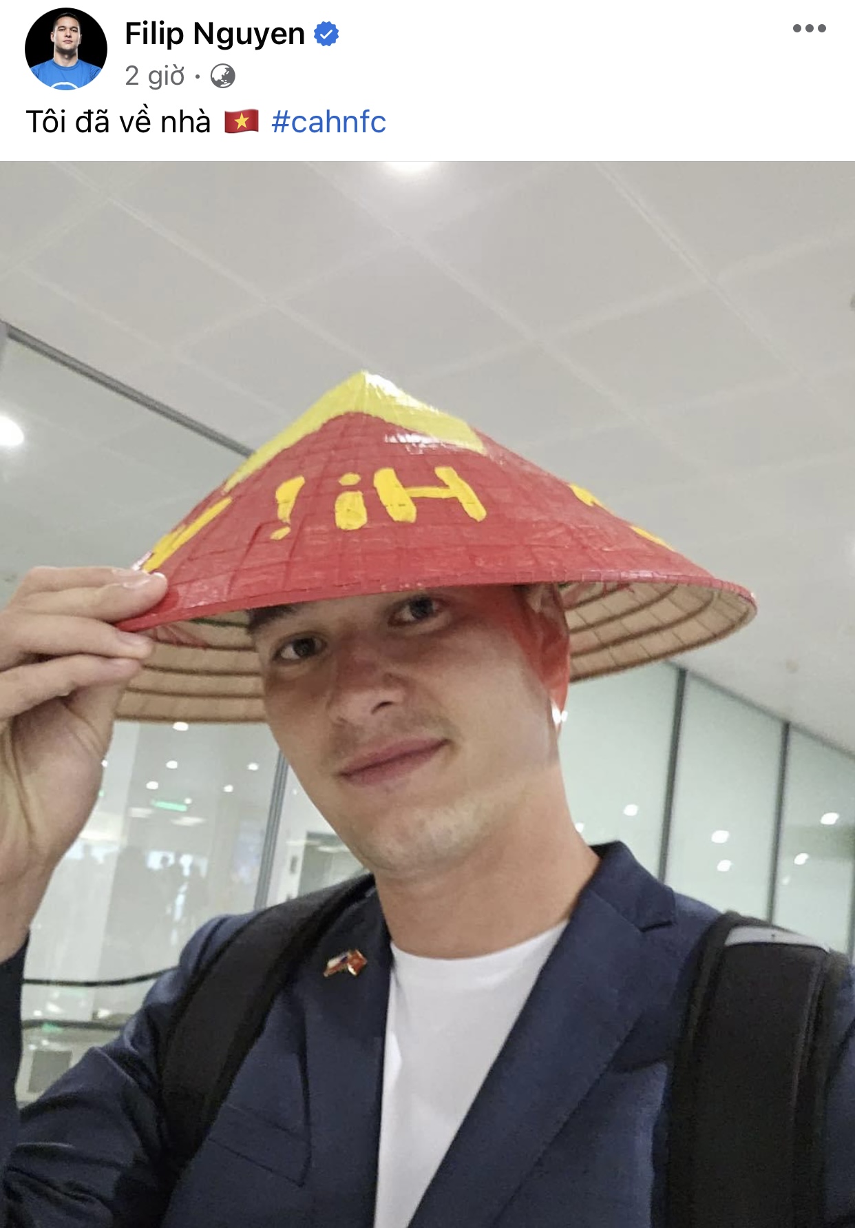 Filip Nguyễn xuất hiện ở sân bay Nội Bài, thích thú với chiếc nón lá - Ảnh 1.