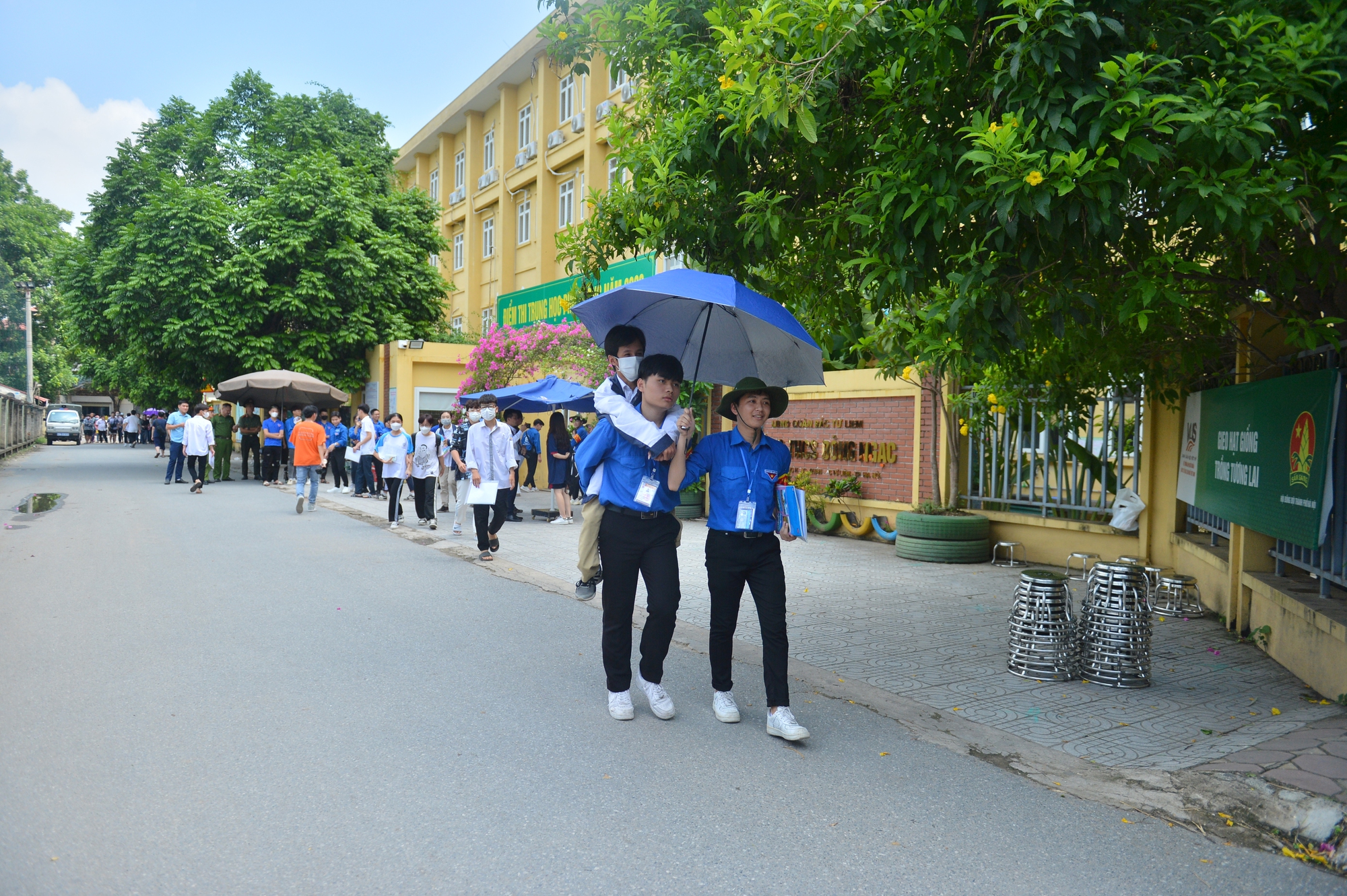 Những hình ảnh ấn tượng về kỳ thi tốt nghiệp THPT 2023 tại Hà Nội - Ảnh 6.