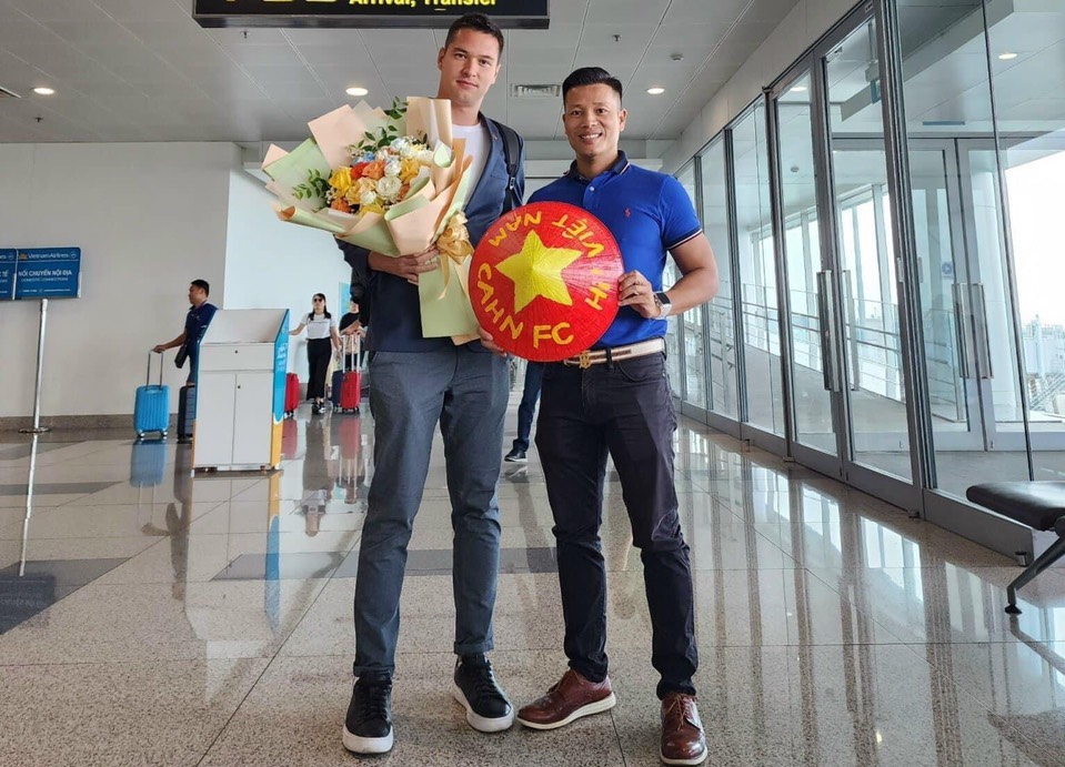 Filip Nguyễn xuất hiện ở sân bay Nội Bài, thích thú với chiếc nón lá - Ảnh 1.