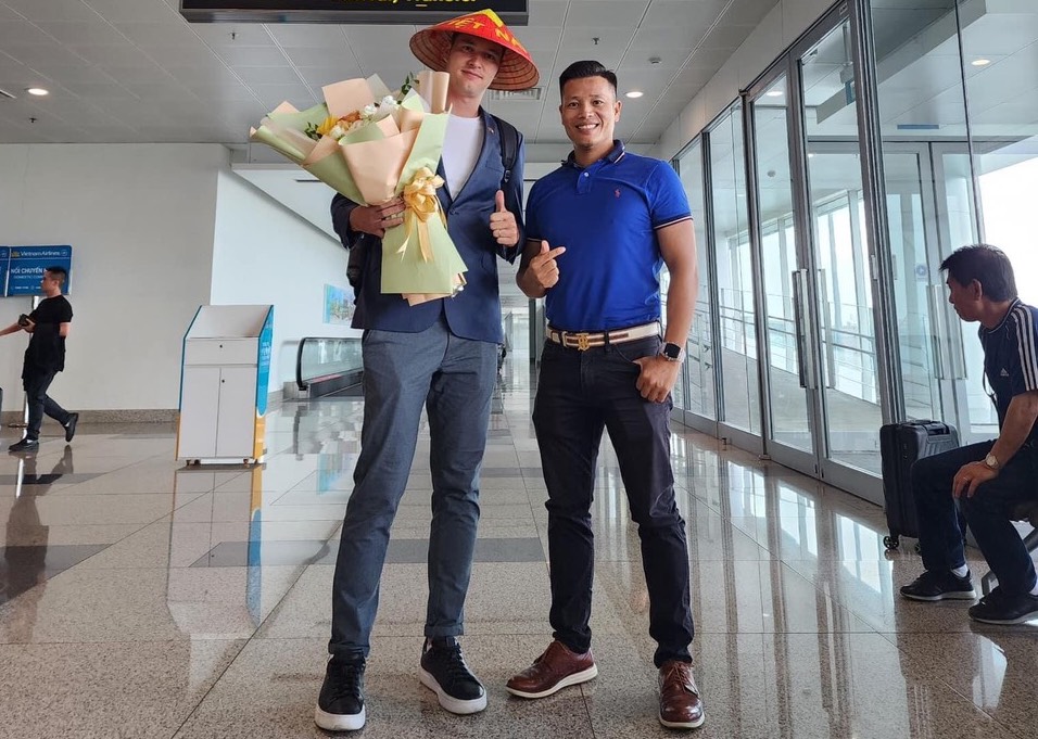 Filip Nguyễn xuất hiện ở sân bay Nội Bài, thích thú với chiếc nón lá - Ảnh 2.