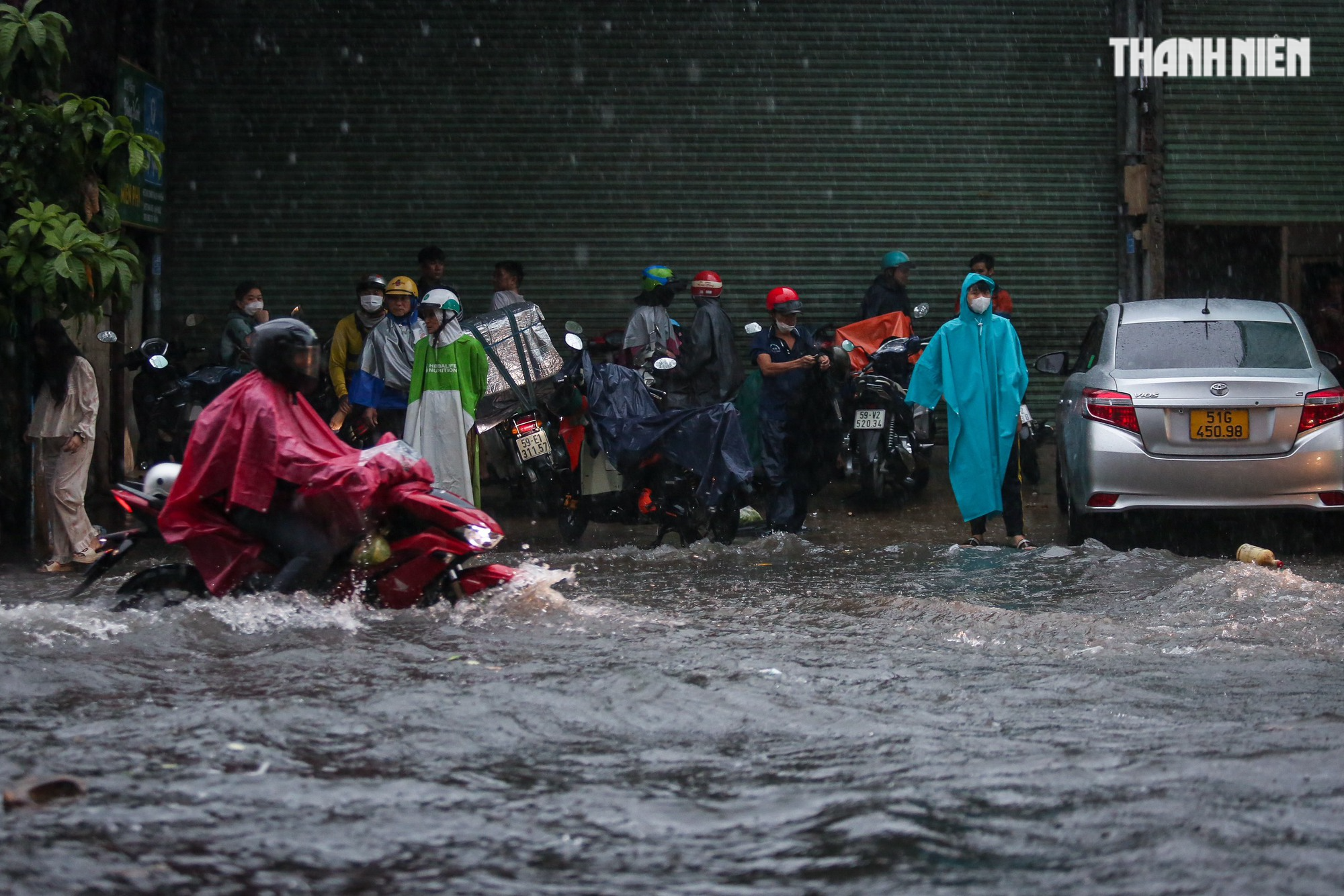 TP.HCM ngập nặng trong cơn mưa lớn chiều nay: Xe chết máy la liệt, đường 'thành sông' - Ảnh 1.