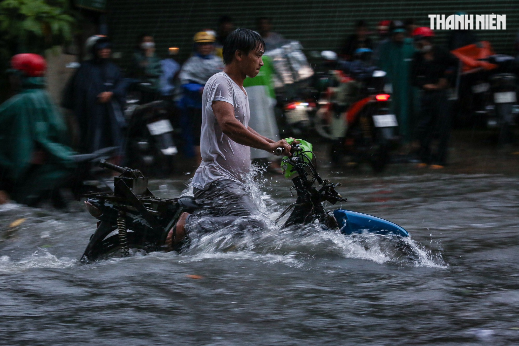 TP.HCM ngập nặng trong cơn mưa lớn chiều nay: Xe chết máy la liệt, đường 'thành sông' - Ảnh 4.