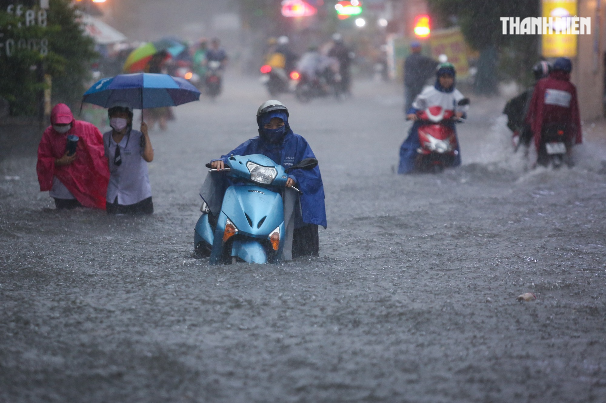 TP.HCM ngập nặng trong cơn mưa lớn chiều nay: Xe chết máy la liệt, đường 'thành sông' - Ảnh 5.