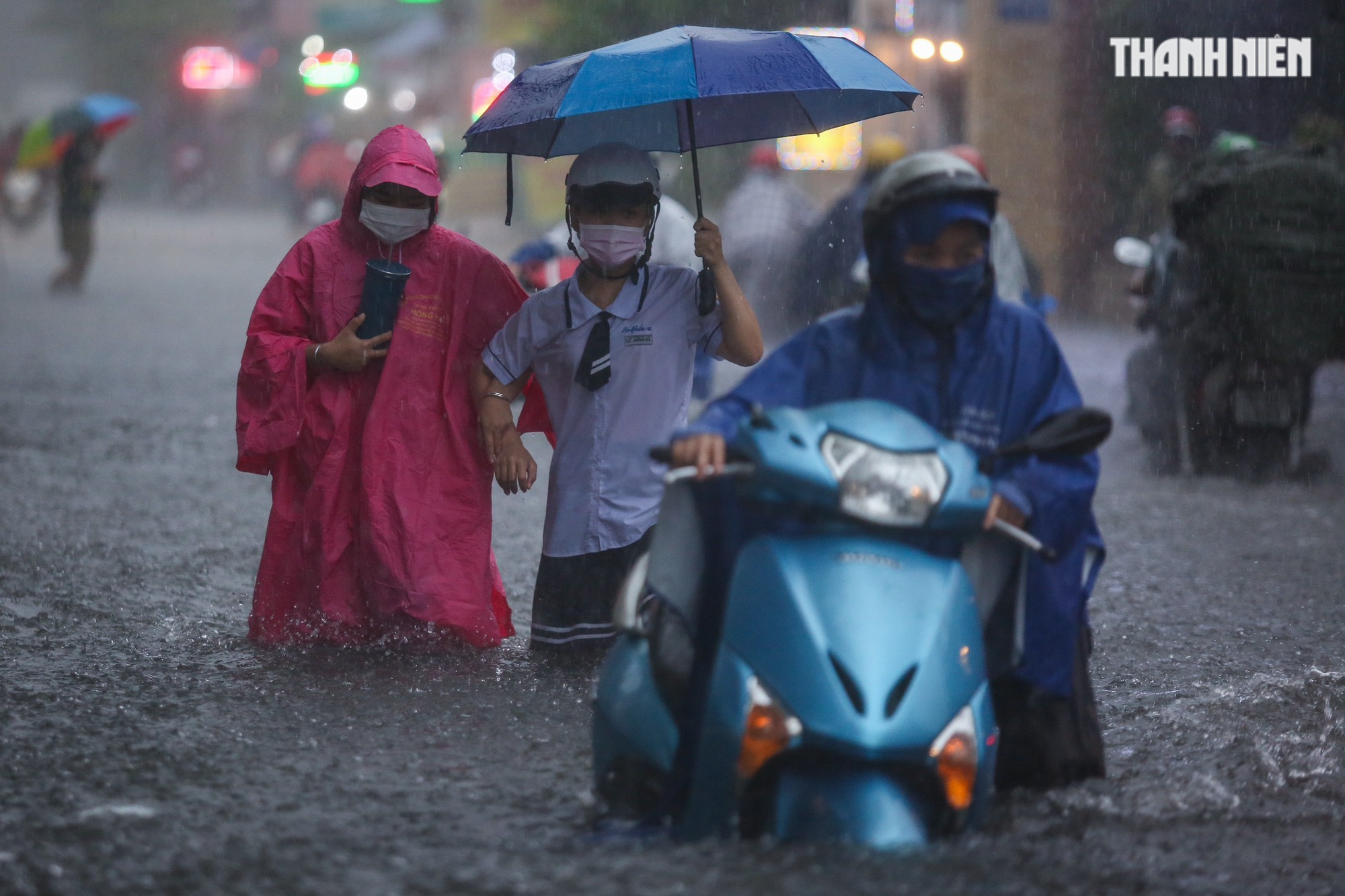 TP.HCM ngập nặng trong cơn mưa lớn chiều nay: Xe chết máy la liệt, đường 'thành sông' - Ảnh 6.