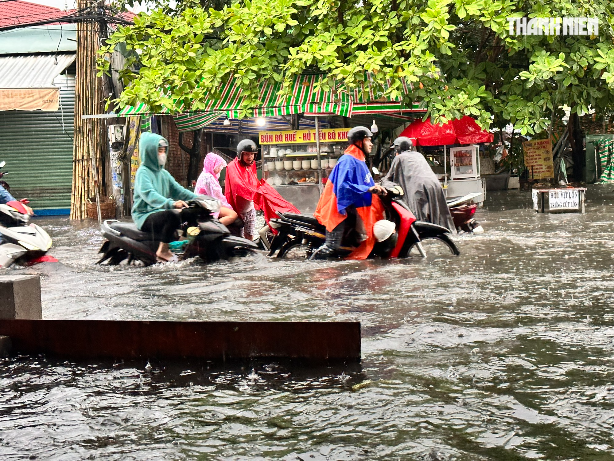TP.HCM ngập nặng trong cơn mưa lớn chiều nay: Xe chết máy la liệt, đường 'thành sông' - Ảnh 7.