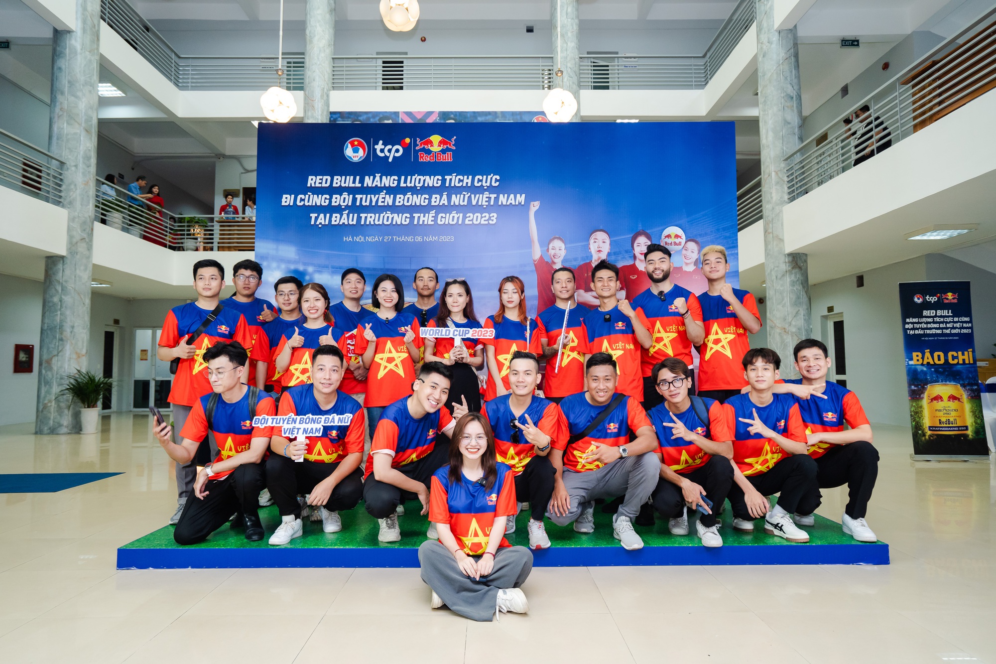 Những CĐV đặc biệt theo chân ủng hộ đội tuyển nữ Việt Nam tại SEA Games 32