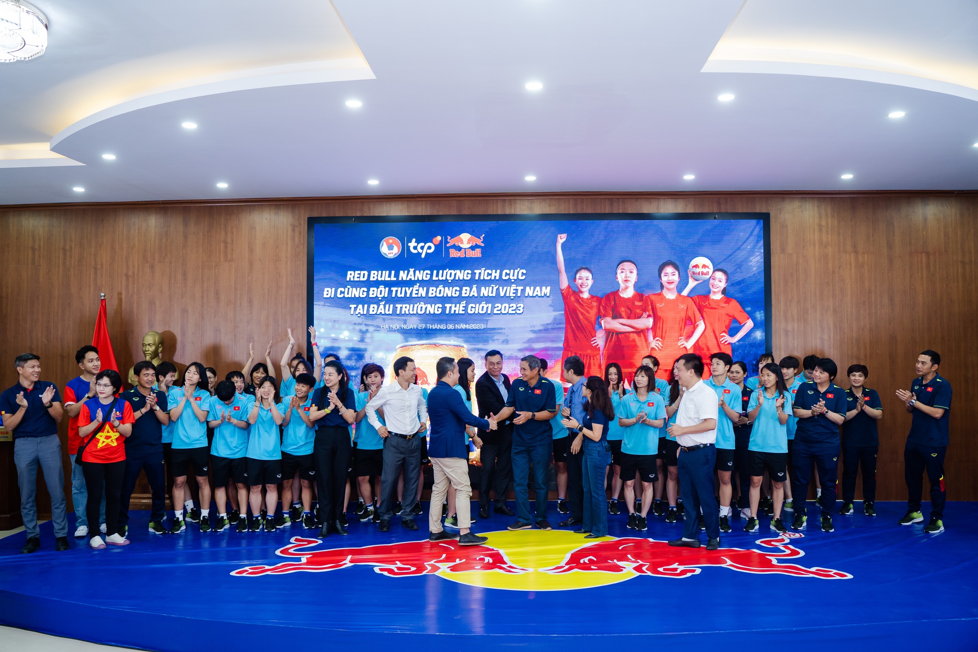 Xúc động khoảnh khắc tiễn đội tuyển nữ Việt Nam hướng đến World Cup 2023 - Ảnh 2.