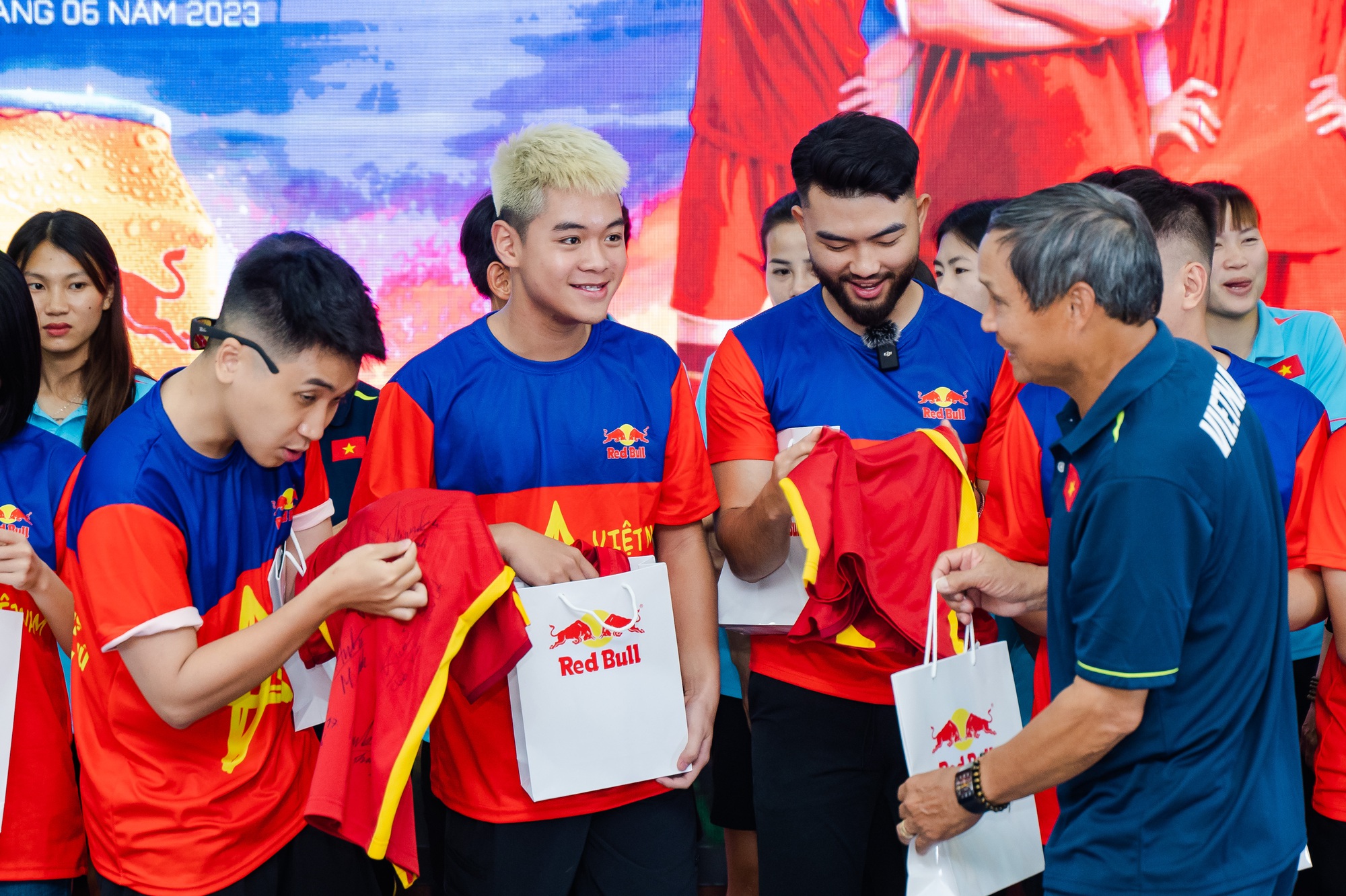 Xúc động khoảnh khắc tiễn đội tuyển nữ Việt Nam hướng đến World Cup 2023 - Ảnh 1.