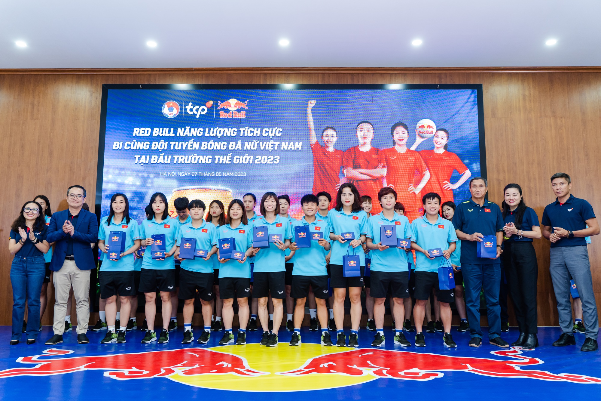 Xúc động khoảnh khắc tiễn đội tuyển nữ Việt Nam hướng đến World Cup 2023 - Ảnh 7.