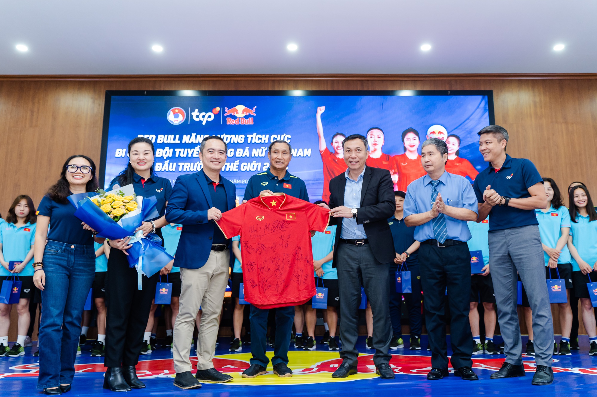 Lãnh đạo VFF trao áo đấu đặc biệt của đội tuyển nữ Việt Nam cho TCP Việt Nam và nhãn hàng Red Bull