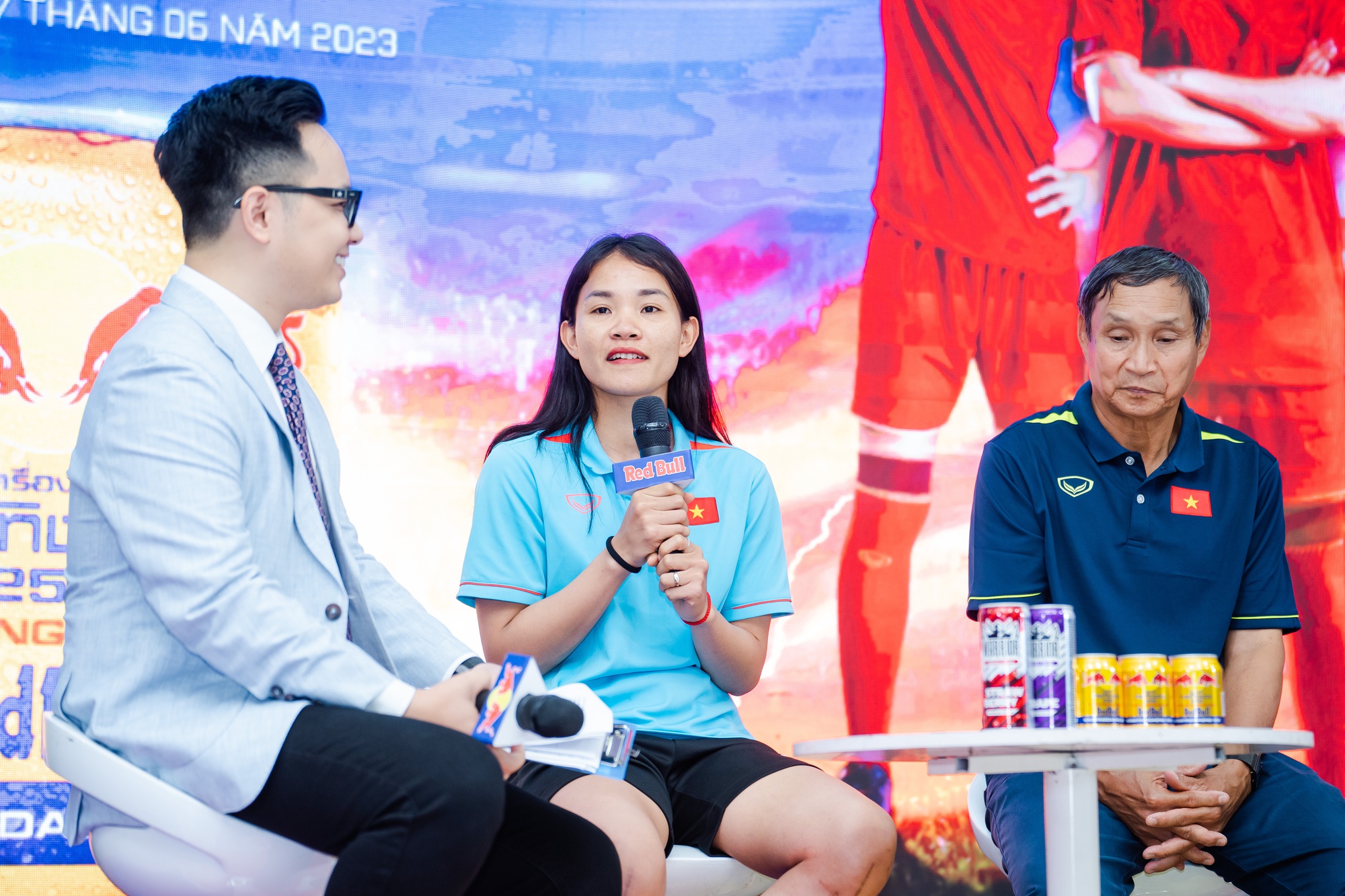 Xúc động khoảnh khắc tiễn đội tuyển nữ Việt Nam hướng đến World Cup 2023 - Ảnh 9.