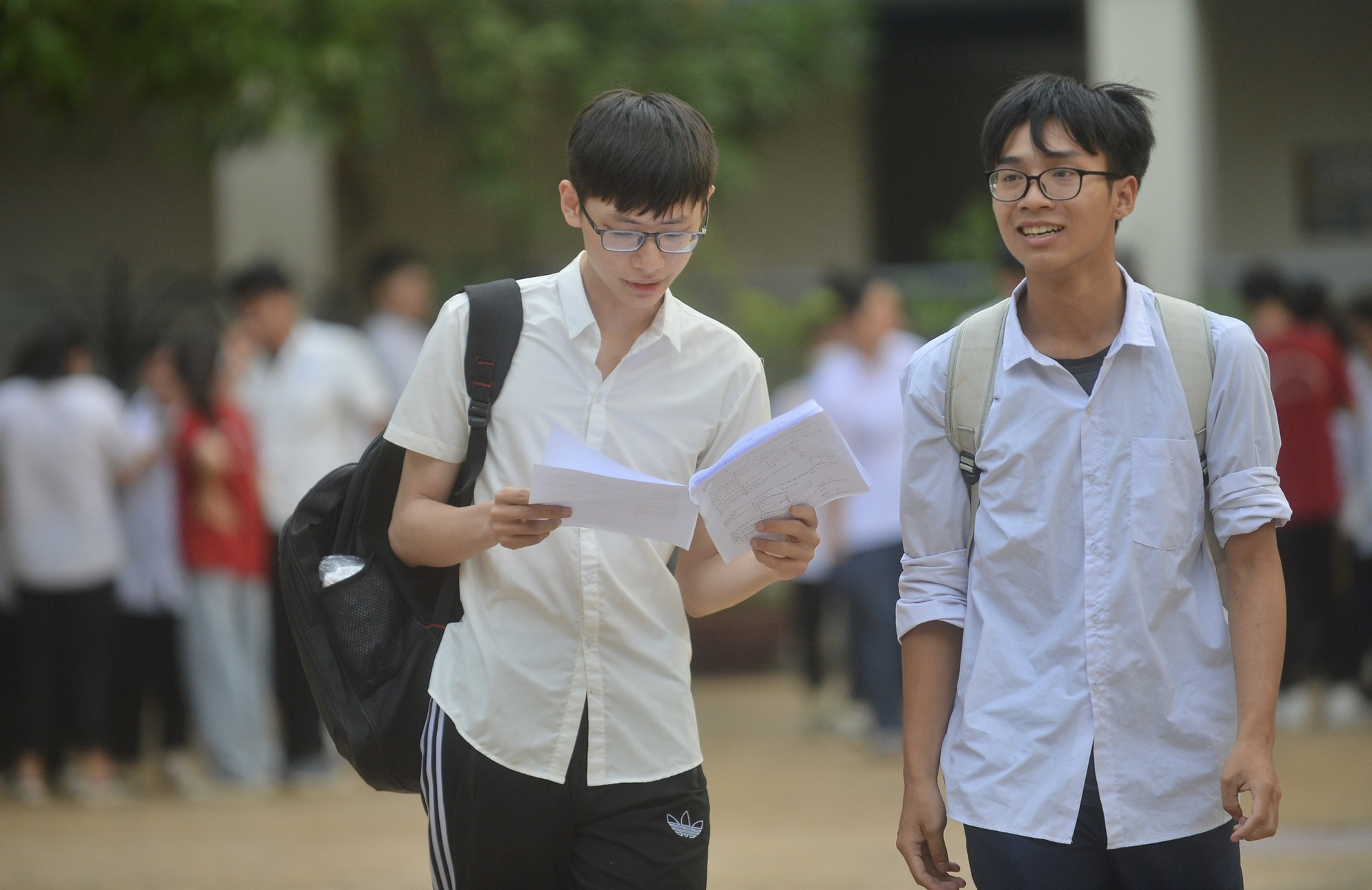 Những hình ảnh ấn tượng về kỳ thi tốt nghiệp THPT 2023 tại Hà Nội - Ảnh 1.