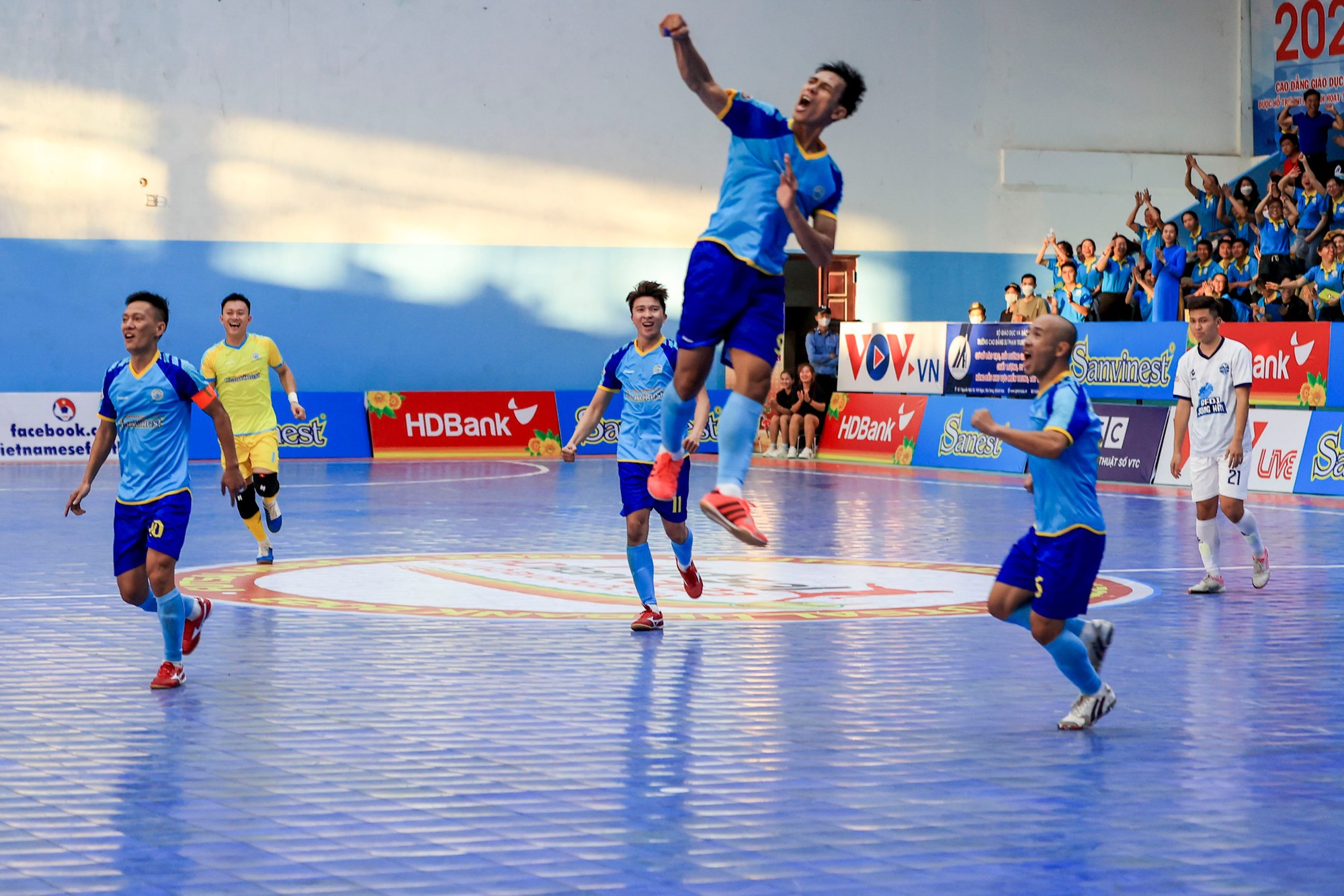 Giải Futsal VĐQG: Thái Sơn Nam TP.HCM và Sanvinest Khánh Hòa so kè quyết liệt  - Ảnh 1.